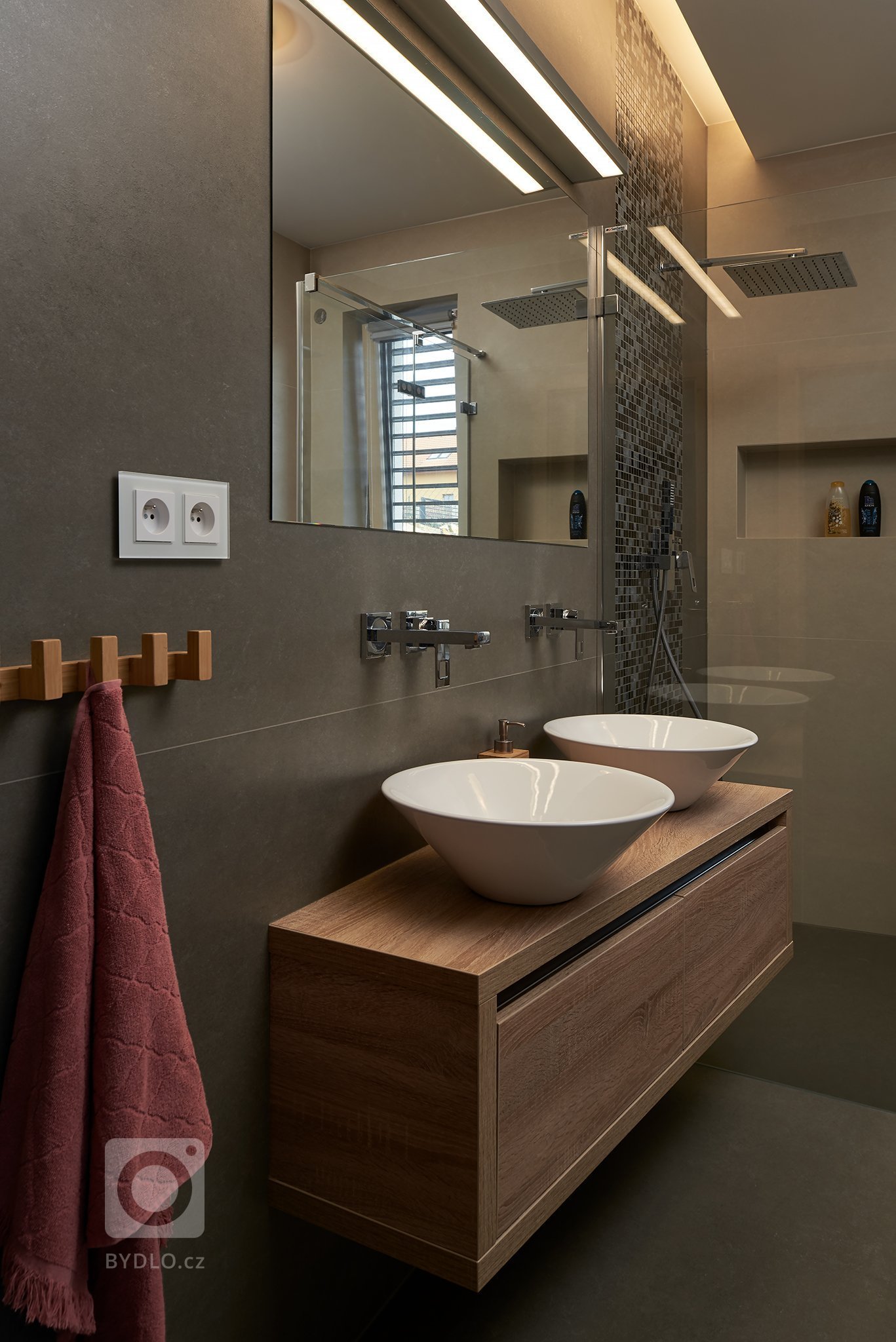 Moderní interiér domu v obývací části s vysokým stropem kde konstrukce krovu ze smrkových trámů zůstala&nbsp;částečně viditelná. Interiér dýchá příjemnou…