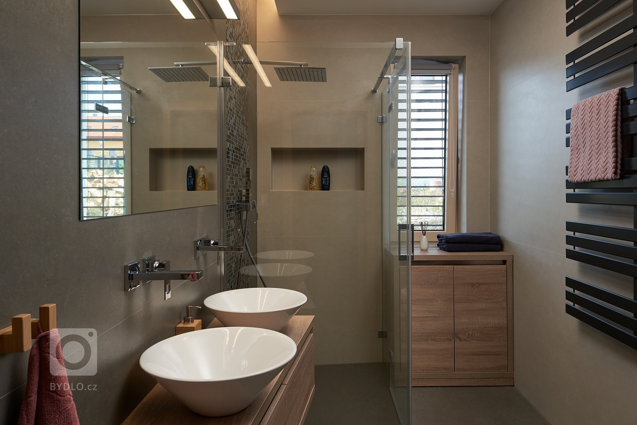 Moderní interiér domu v obývací části s vysokým stropem kde konstrukce krovu ze smrkových trámů zůstala&nbsp;částečně viditelná. Interiér dýchá příjemnou…