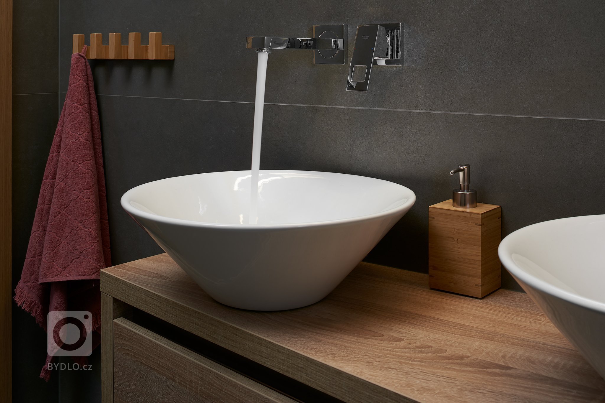 Moderní interiér domu v obývací části s vysokým stropem kde konstrukce krovu ze smrkových trámů zůstala&nbsp;částečně viditelná. Interiér dýchá příjemnou…