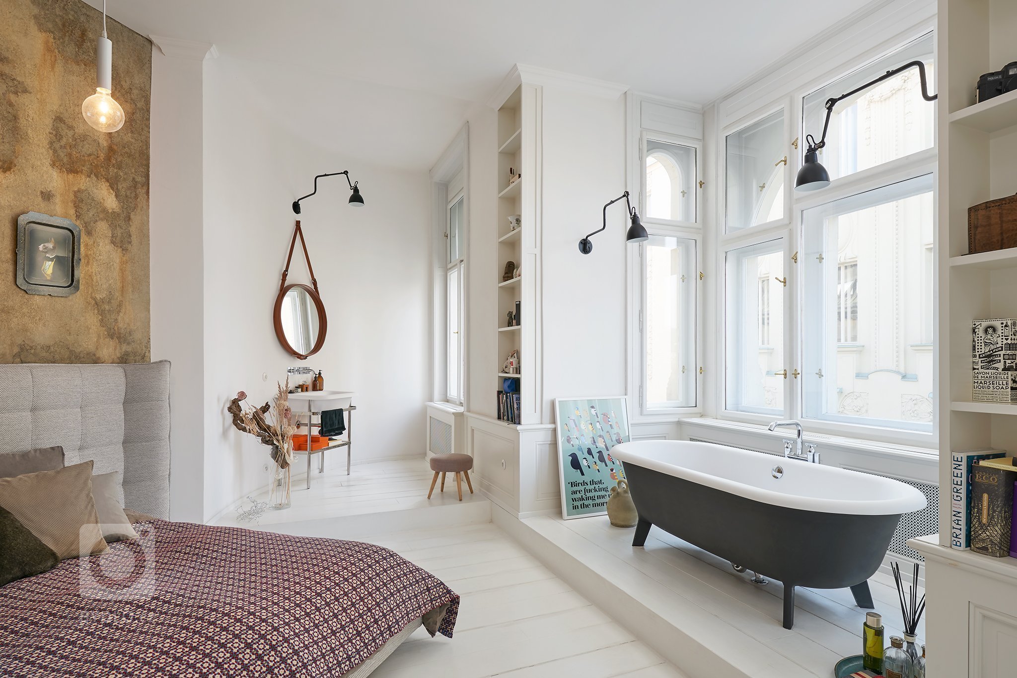 Původní velkorysý byt za dob normalizace necitlivě rozdělen na dvě bytové jednotky, které byly ve velmi špatném stavu. Rekonstrukcí došlo ke spojení obou bytů.…