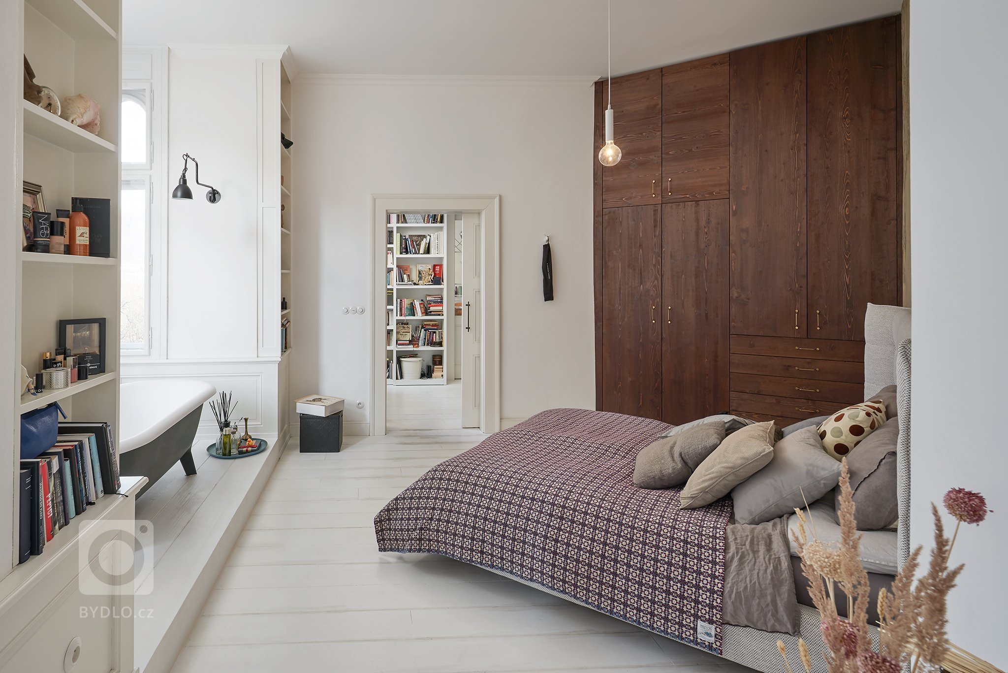 Původní velkorysý byt za dob normalizace necitlivě rozdělen na dvě bytové jednotky, které byly ve velmi špatném stavu. Rekonstrukcí došlo ke spojení obou bytů.…