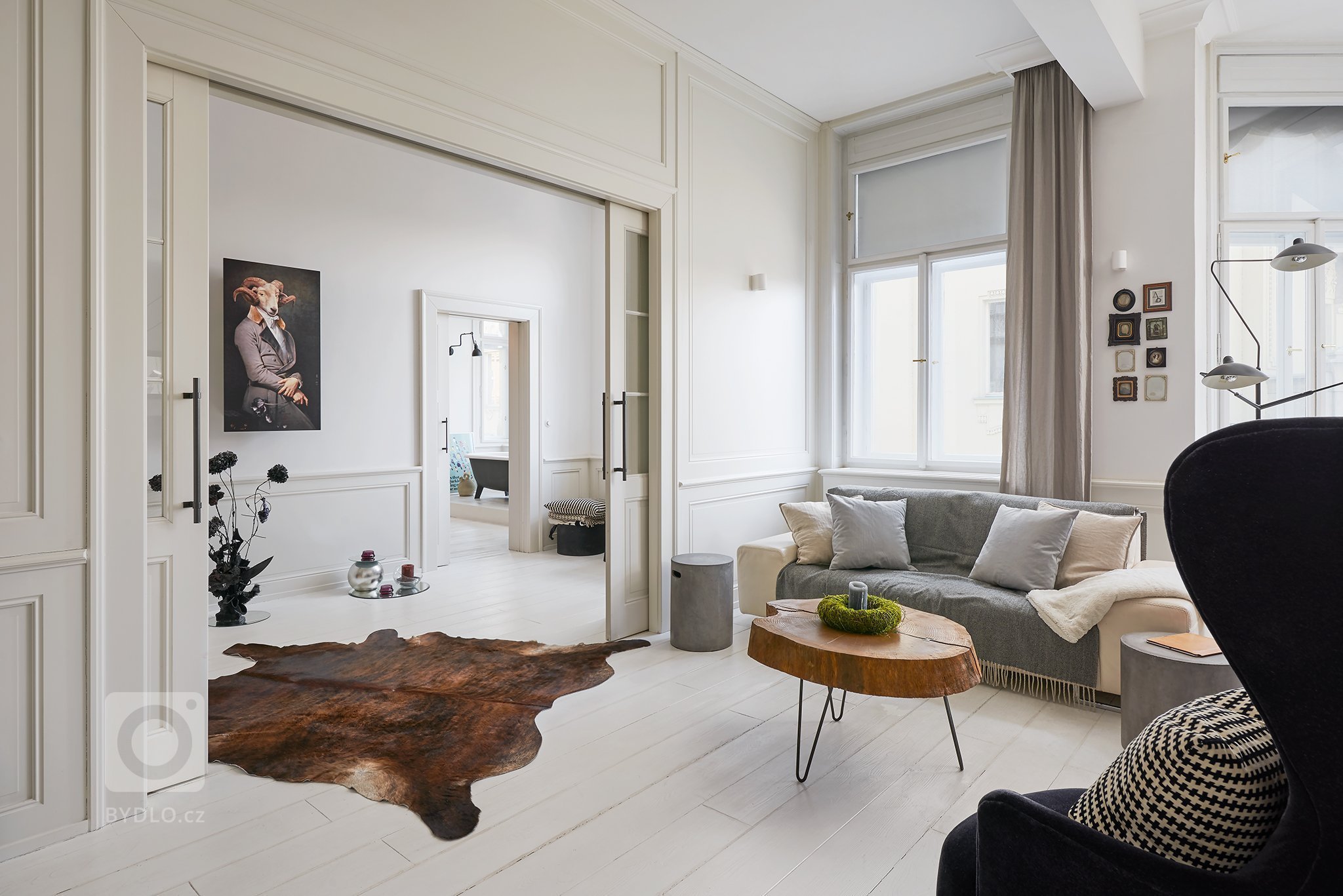 Původní velkorysý byt za dob normalizace necitlivě rozdělen na dvě bytové jednotky, které byly ve velmi špatném stavu. Rekonstrukcí došlo ke spojení obou bytů.…