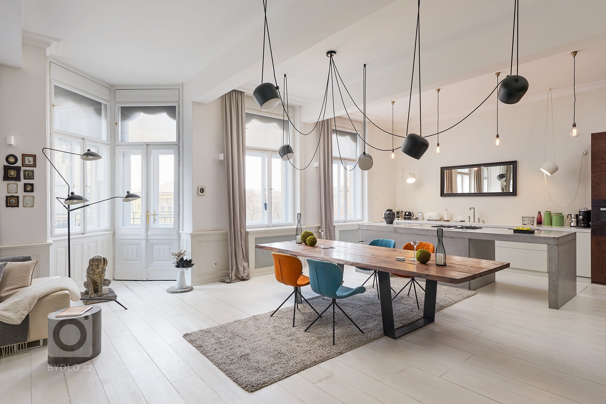 Původní velkorysý byt za dob normalizace necitlivě rozdělen na dvě bytové jednotky, které byly ve velmi špatném stavu. Rekonstrukcí došlo ke spojení obou bytů.…