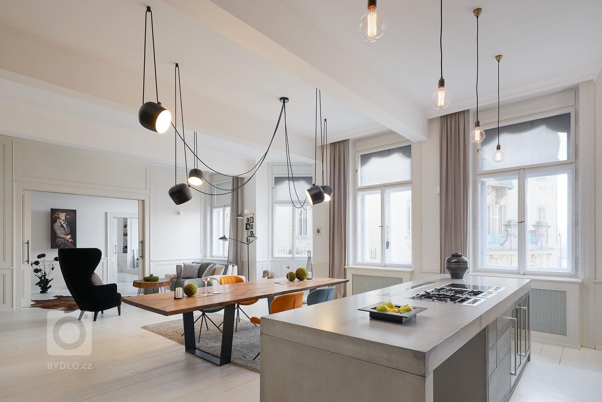 Původní velkorysý byt za dob normalizace necitlivě rozdělen na dvě bytové jednotky, které byly ve velmi špatném stavu. Rekonstrukcí došlo ke spojení obou bytů.…