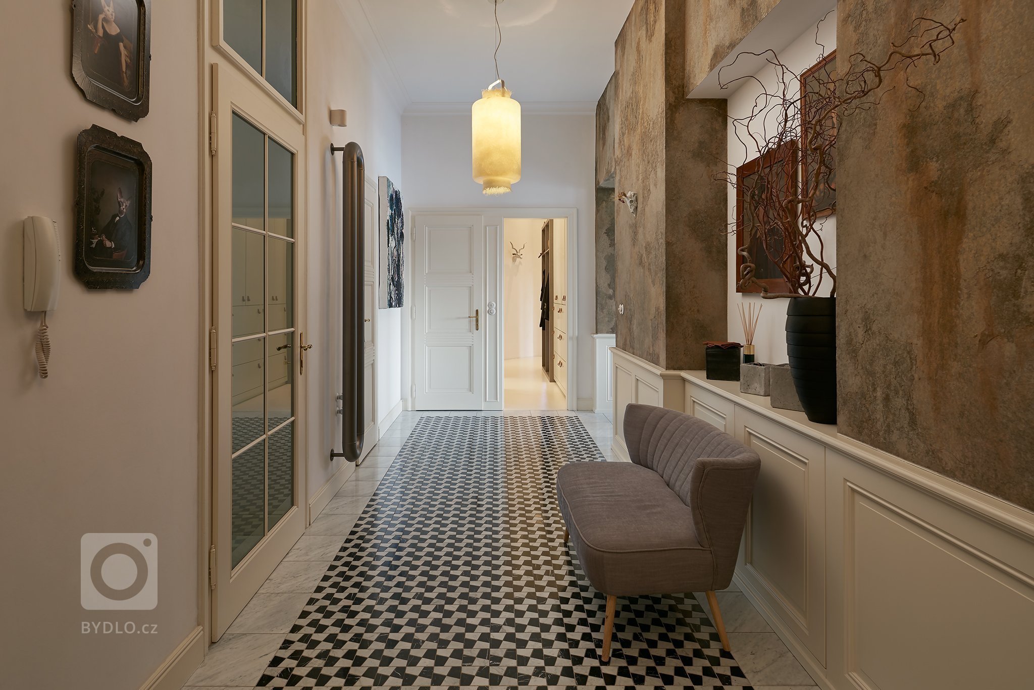 Původní velkorysý byt za dob normalizace necitlivě rozdělen na dvě bytové jednotky, které byly ve velmi špatném stavu. Rekonstrukcí došlo ke spojení obou bytů.…