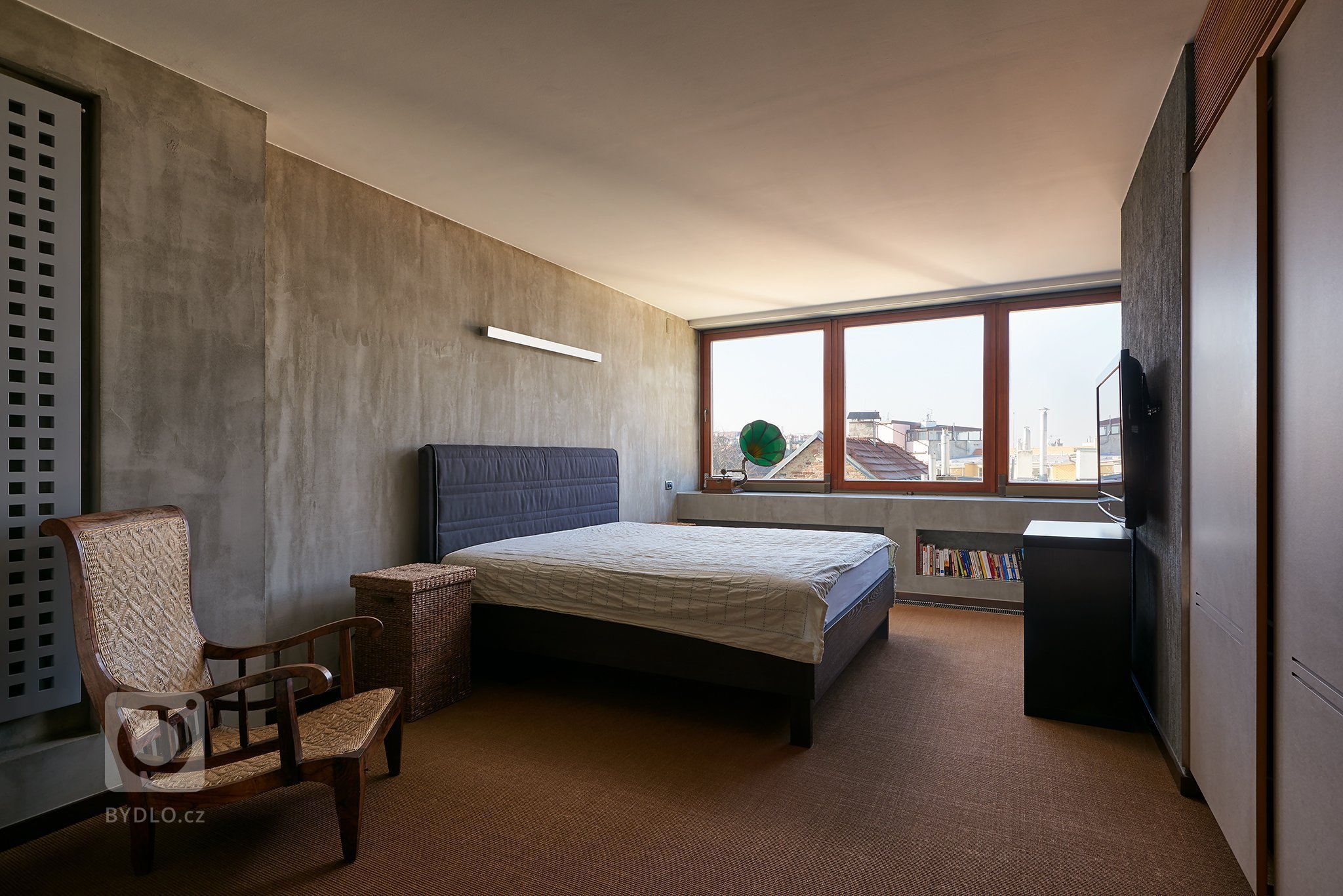 Velkorysý otevřený prostor, kvalitní materiály a nadčasovost, to jsou hlavní charakteristiky moderního mezonetu se střešní terasou z dílny architektky a…