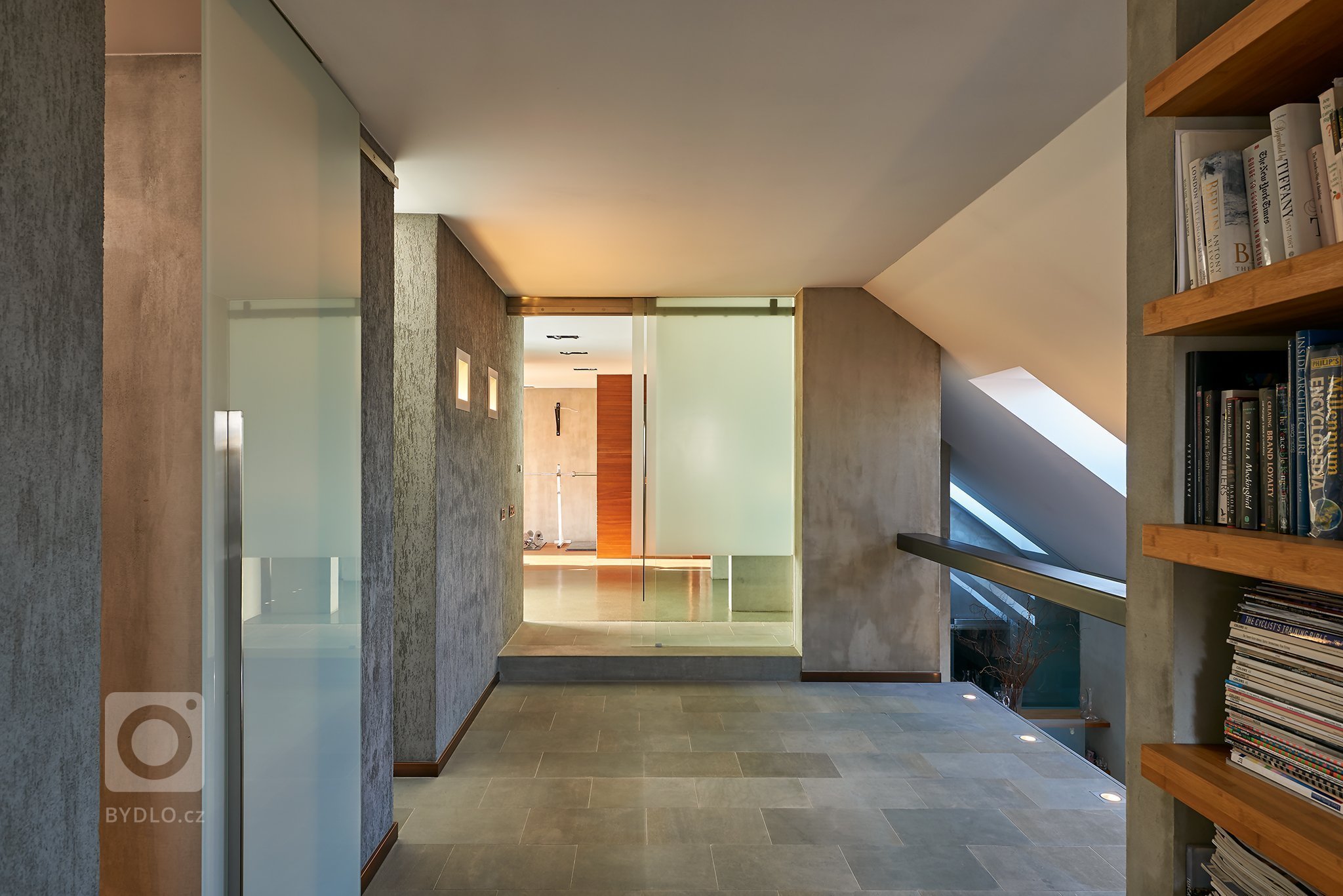 Velkorysý otevřený prostor, kvalitní materiály a nadčasovost, to jsou hlavní charakteristiky moderního mezonetu se střešní terasou z dílny architektky a…