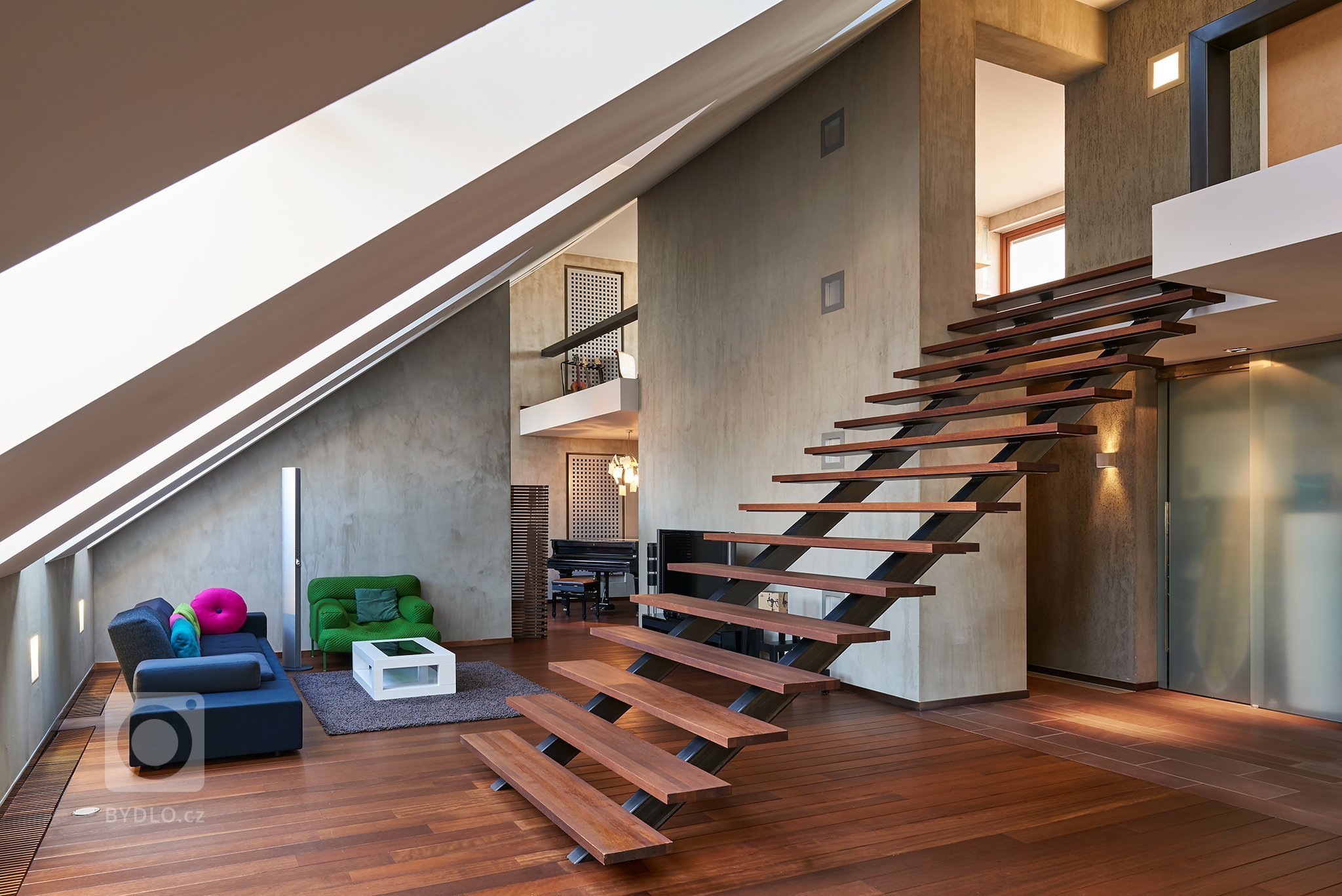 Velkorysý otevřený prostor, kvalitní materiály a nadčasovost, to jsou hlavní charakteristiky moderního mezonetu se střešní terasou z dílny architektky a…