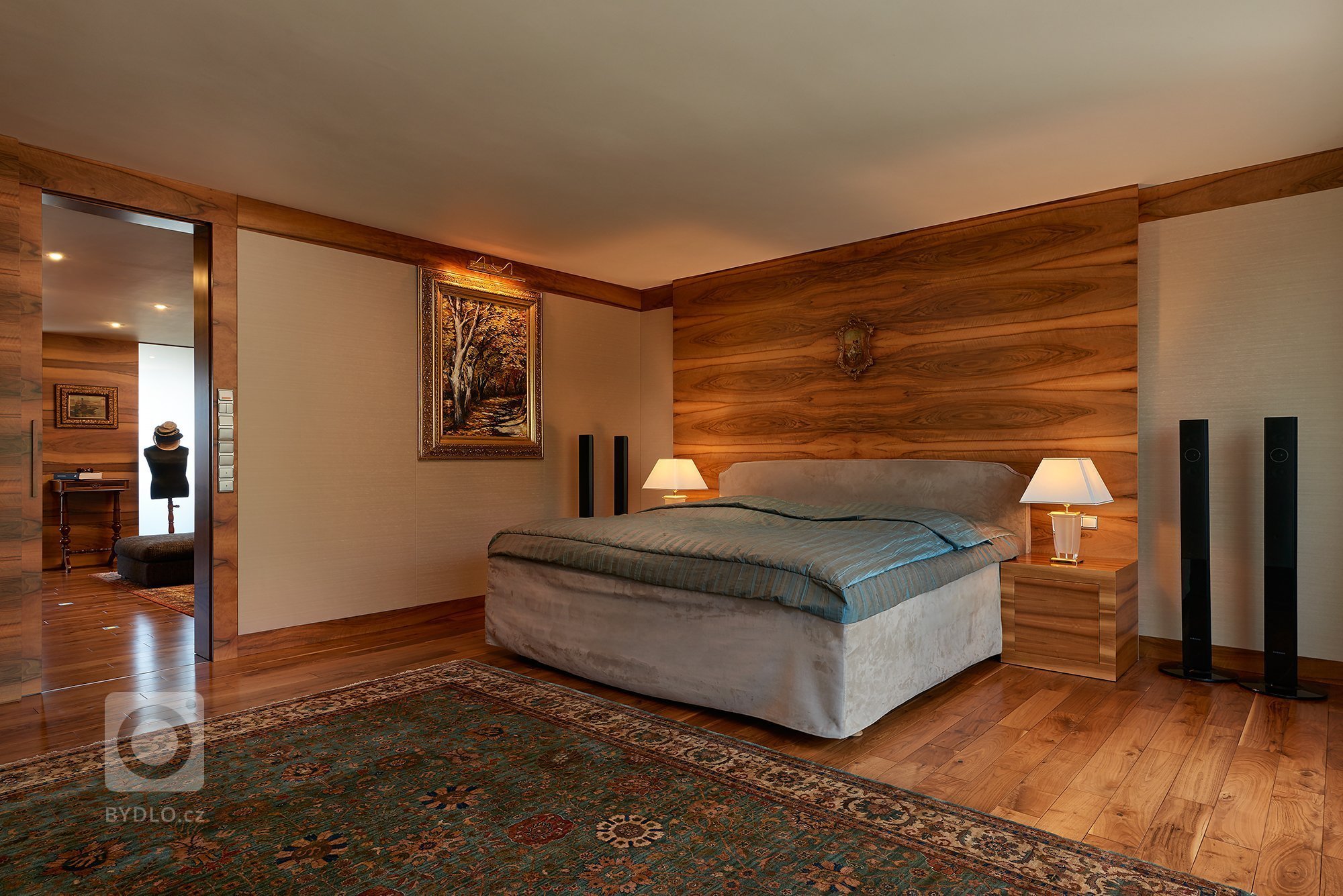 Unikátní penthouse Jeseniova je jedinečný apartmán se střešní zahradou,&nbsp;krytým bazénem, ​​kulečníkem, fitness centrem a poutavým výhledem na Prahu z každé…