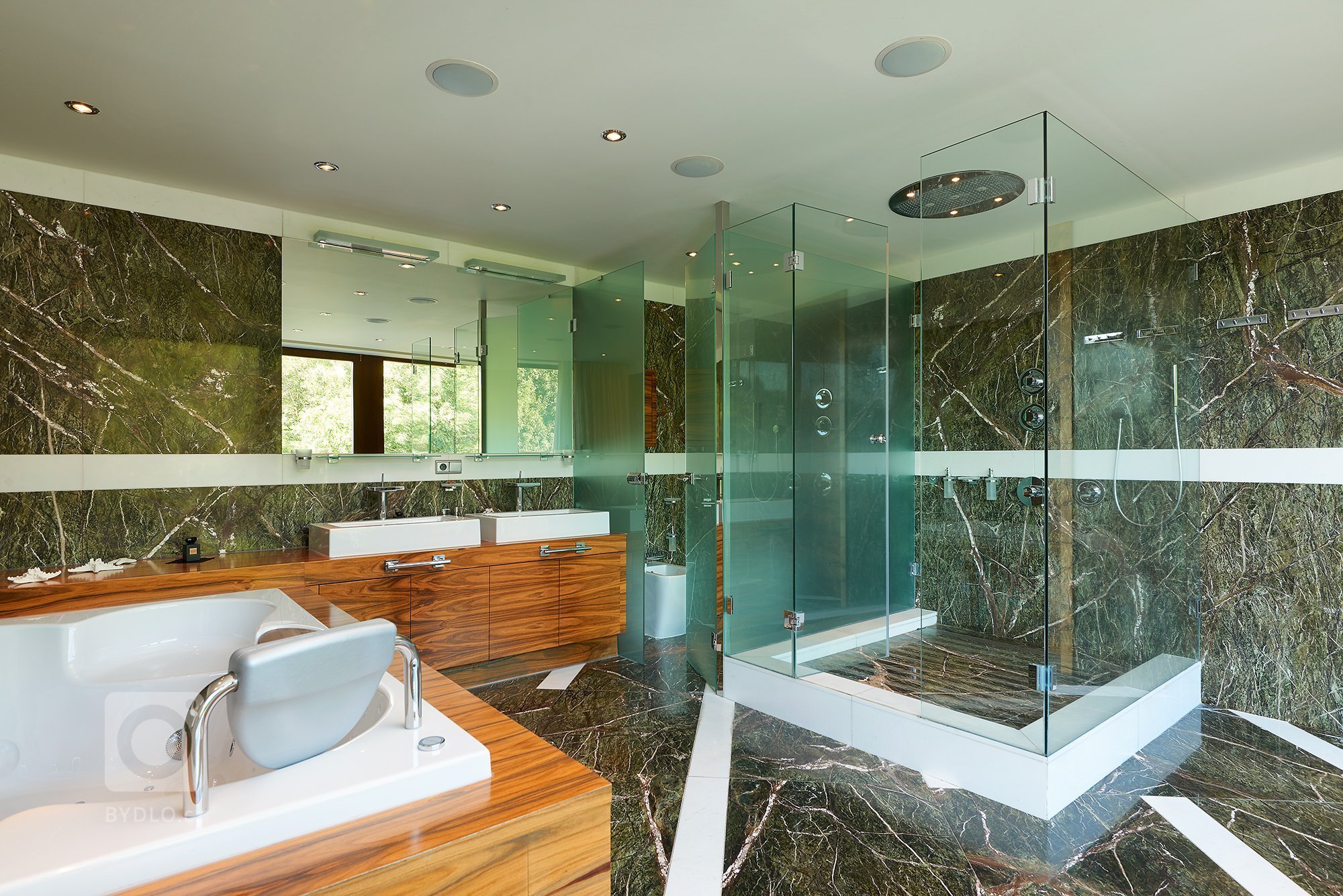 Unikátní penthouse Jeseniova je jedinečný apartmán se střešní zahradou,&nbsp;krytým bazénem, ​​kulečníkem, fitness centrem a poutavým výhledem na Prahu z každé…