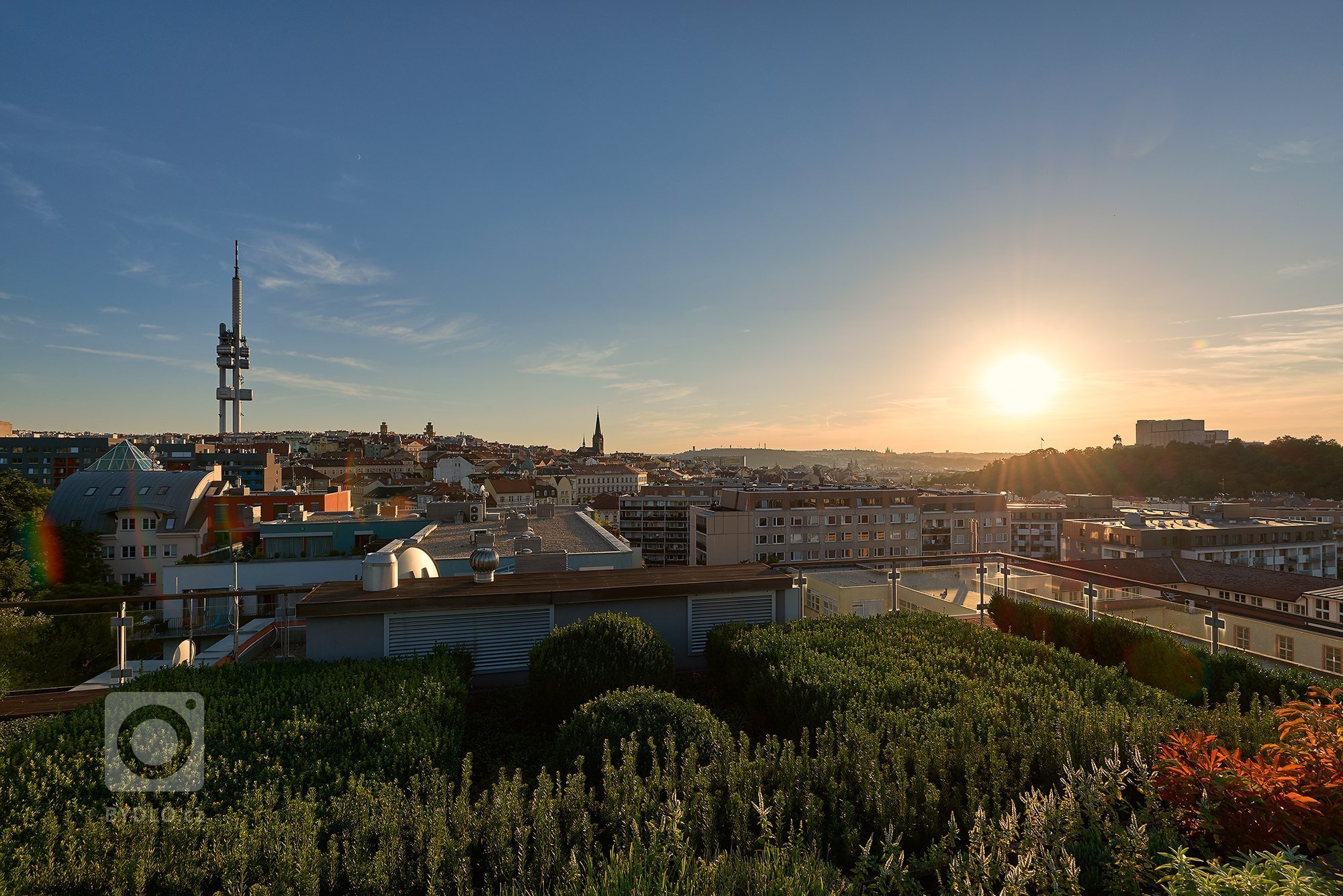 Unikátní penthouse Jeseniova je jedinečný apartmán se střešní zahradou,&nbsp;krytým bazénem, ​​kulečníkem, fitness centrem a poutavým výhledem na Prahu z každé…