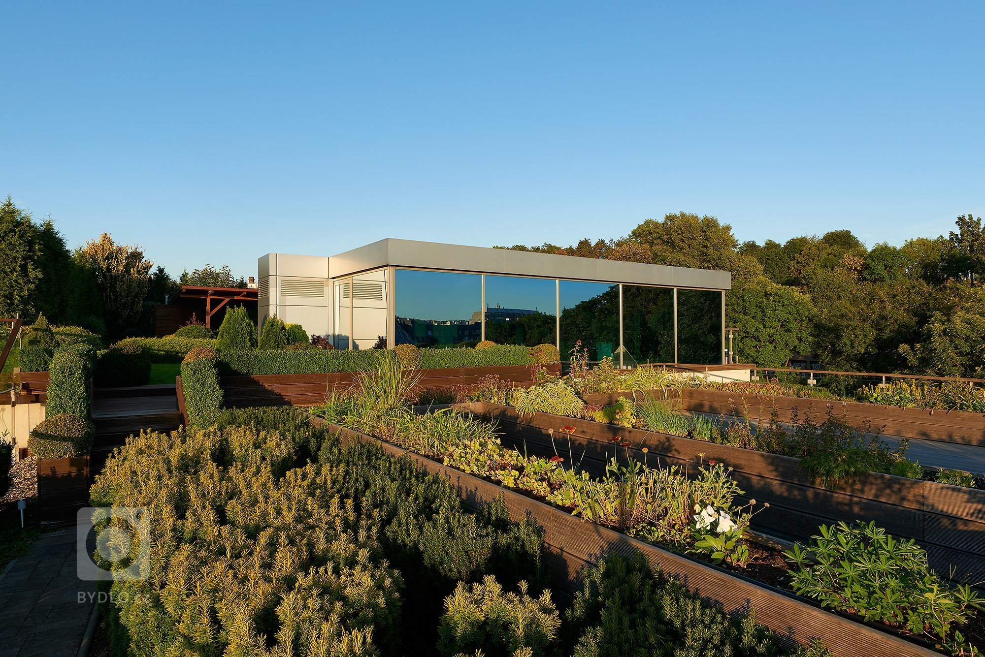 Unikátní penthouse Jeseniova je jedinečný apartmán se střešní zahradou,&nbsp;krytým bazénem, ​​kulečníkem, fitness centrem a poutavým výhledem na Prahu z každé…