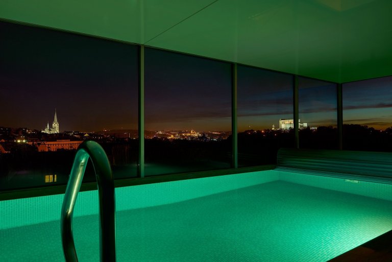 Unikátní penthouse Jeseniova je jedinečný apartmán se střešní zahradou,&nbsp;krytým bazénem, ​​kulečníkem, fitness centrem a poutavým výhledem na Prahu z každé…