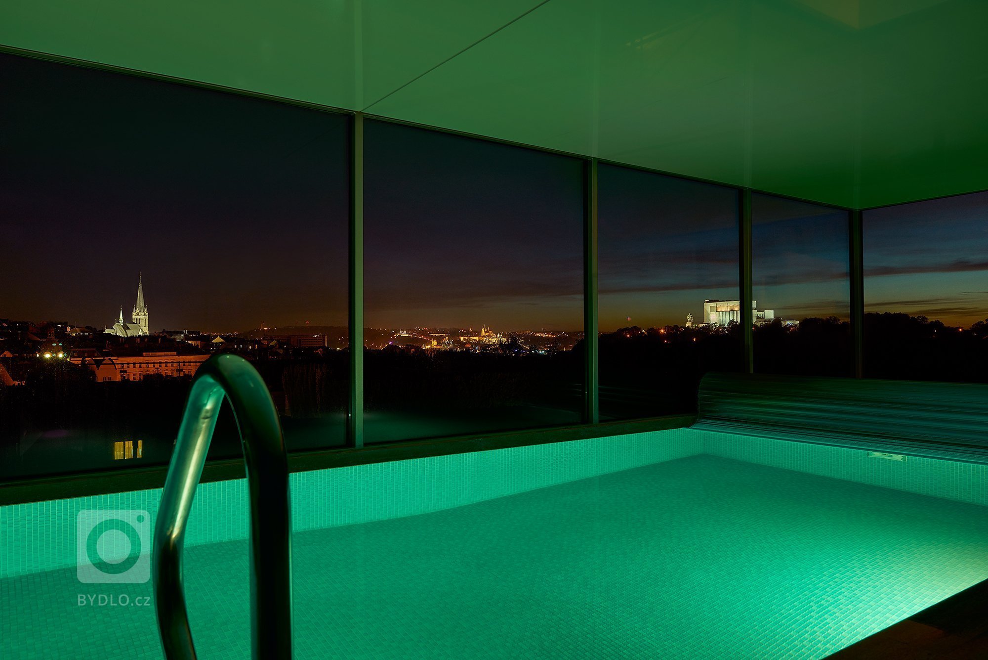 Unikátní penthouse Jeseniova je jedinečný apartmán se střešní zahradou,&nbsp;krytým bazénem, ​​kulečníkem, fitness centrem a poutavým výhledem na Prahu z každé…