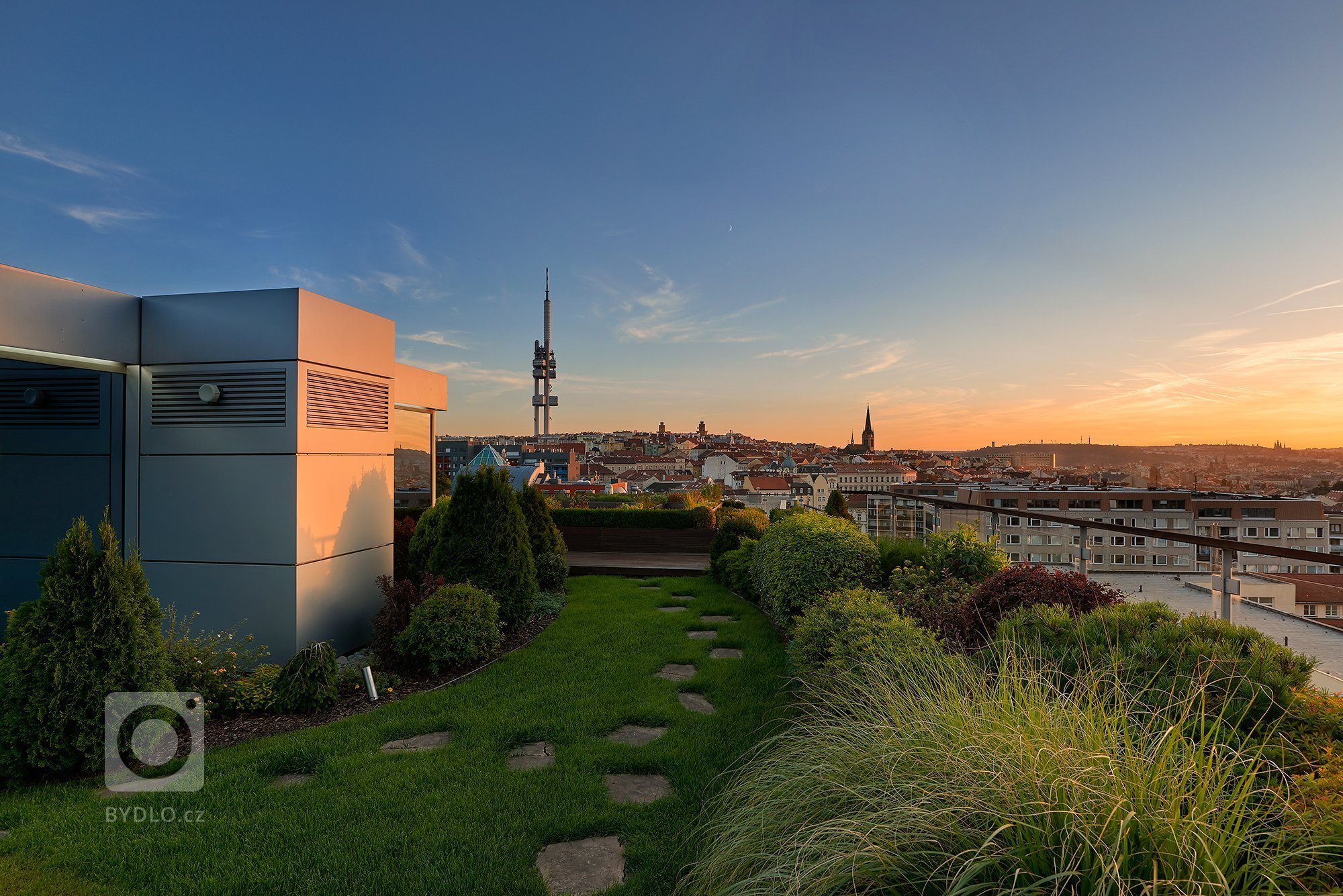 Unikátní penthouse Jeseniova je jedinečný apartmán se střešní zahradou,&nbsp;krytým bazénem, ​​kulečníkem, fitness centrem a poutavým výhledem na Prahu z každé…