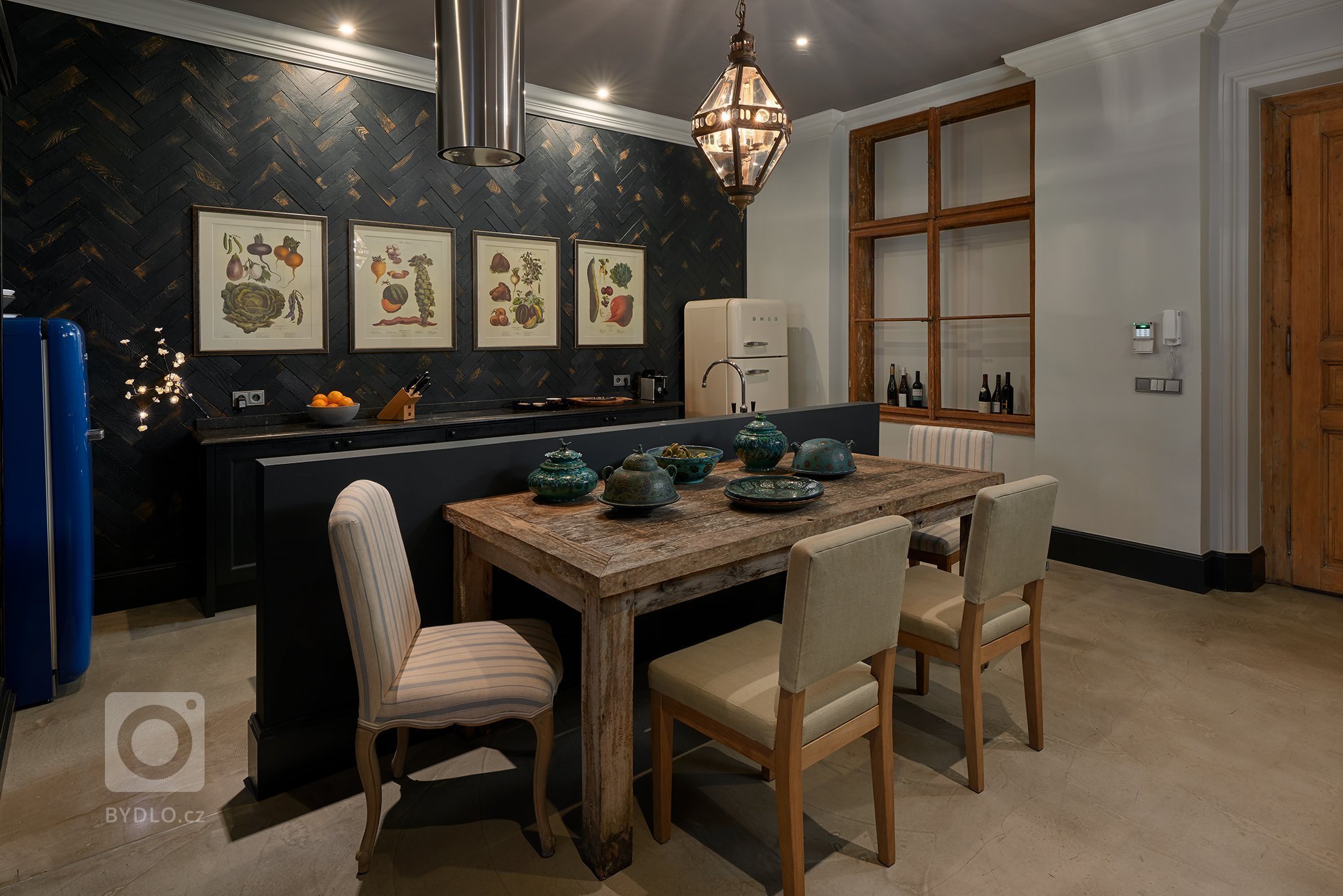 Kompletně zrekonstruovaný velkorysý byt s balkonem a výhledem na Pražský hrad, situovaný ve 2. patře udržovaného renovovaného činžovního domu s výtahem. Byt se…