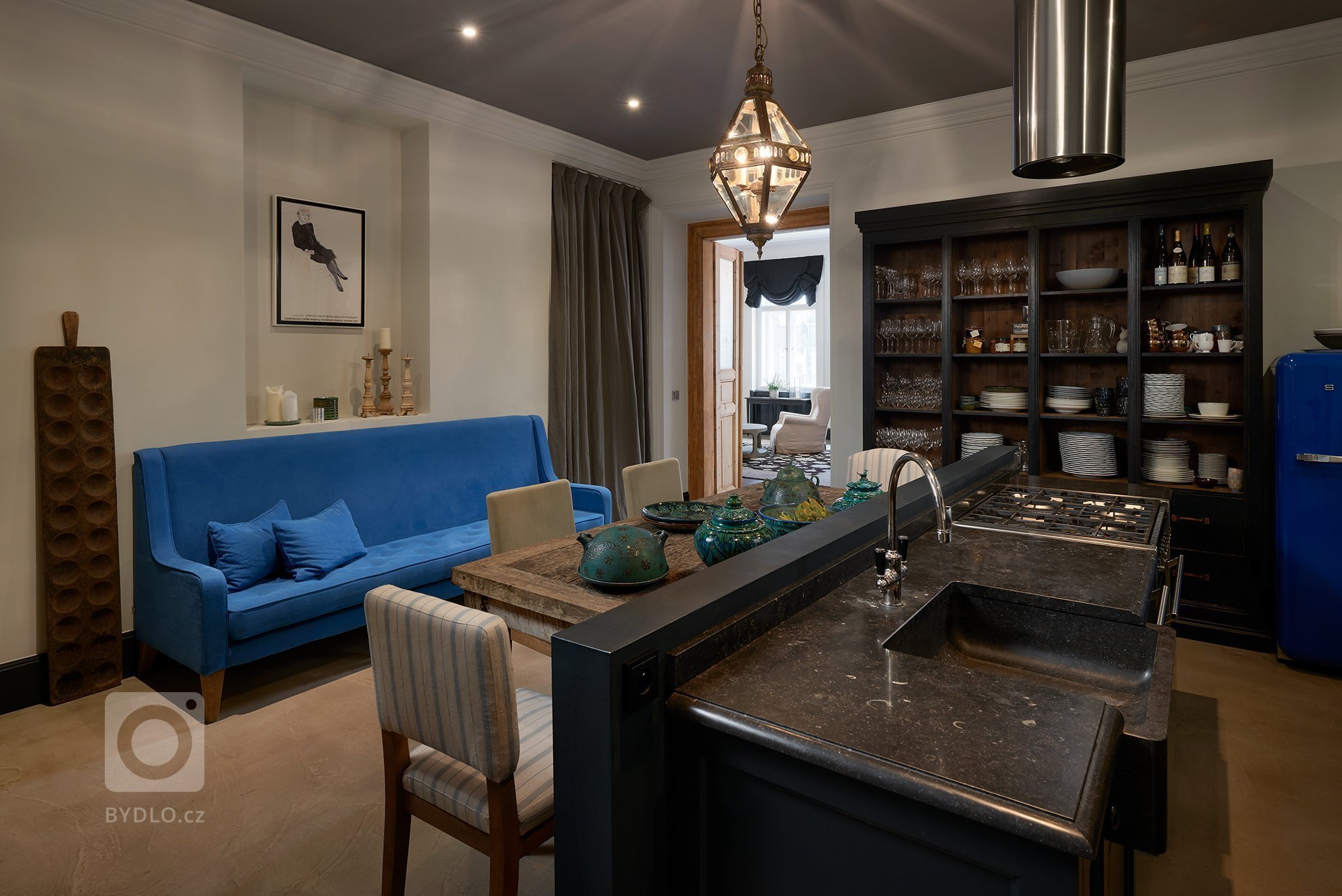 Kompletně zrekonstruovaný velkorysý byt s balkonem a výhledem na Pražský hrad, situovaný ve 2. patře udržovaného renovovaného činžovního domu s výtahem. Byt se…