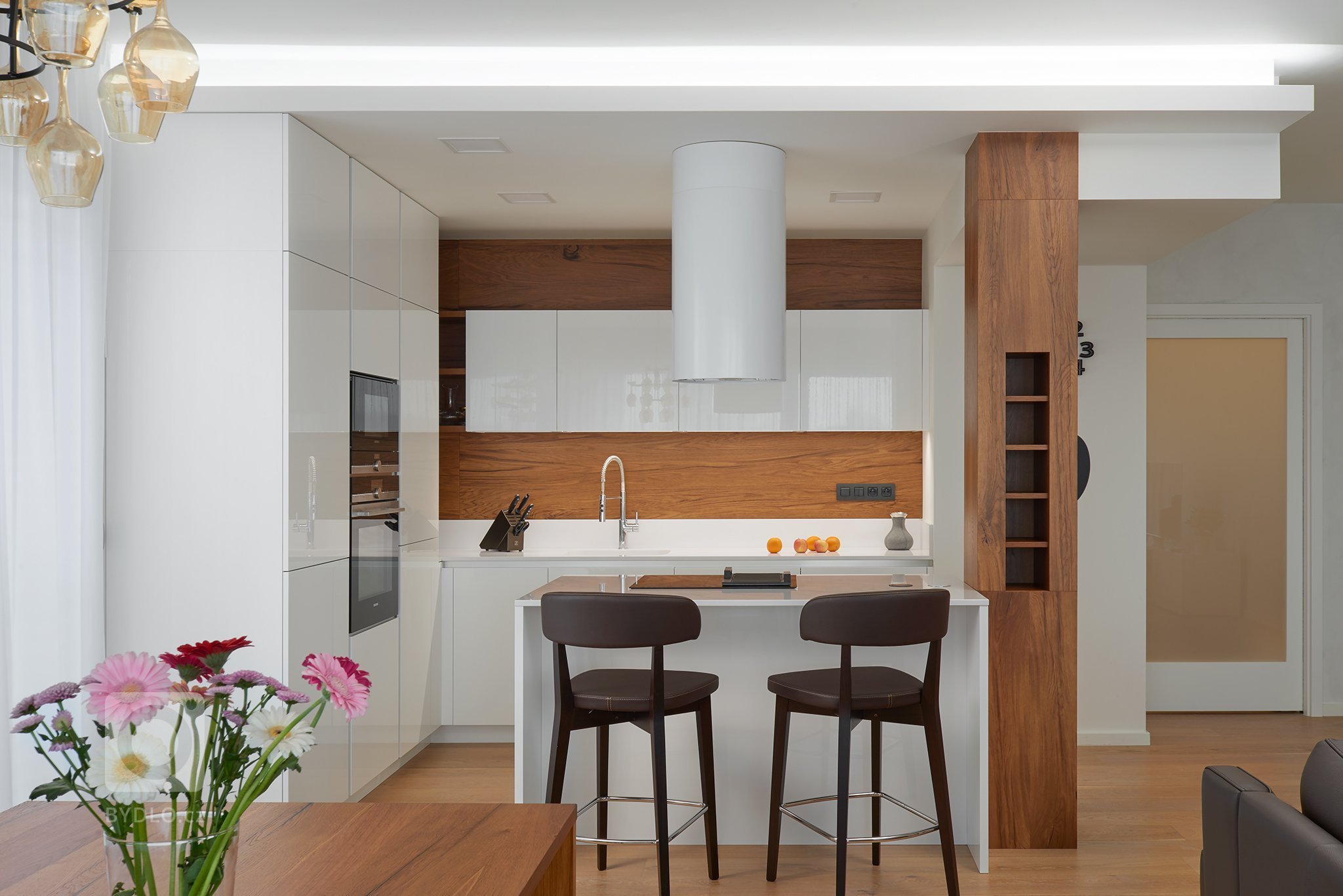 Nová kuchyně, jídelní a obývací prostor realizované v rámci projektu Dock v Holešovicích. Z dílny Hanák Centrum Praha.
