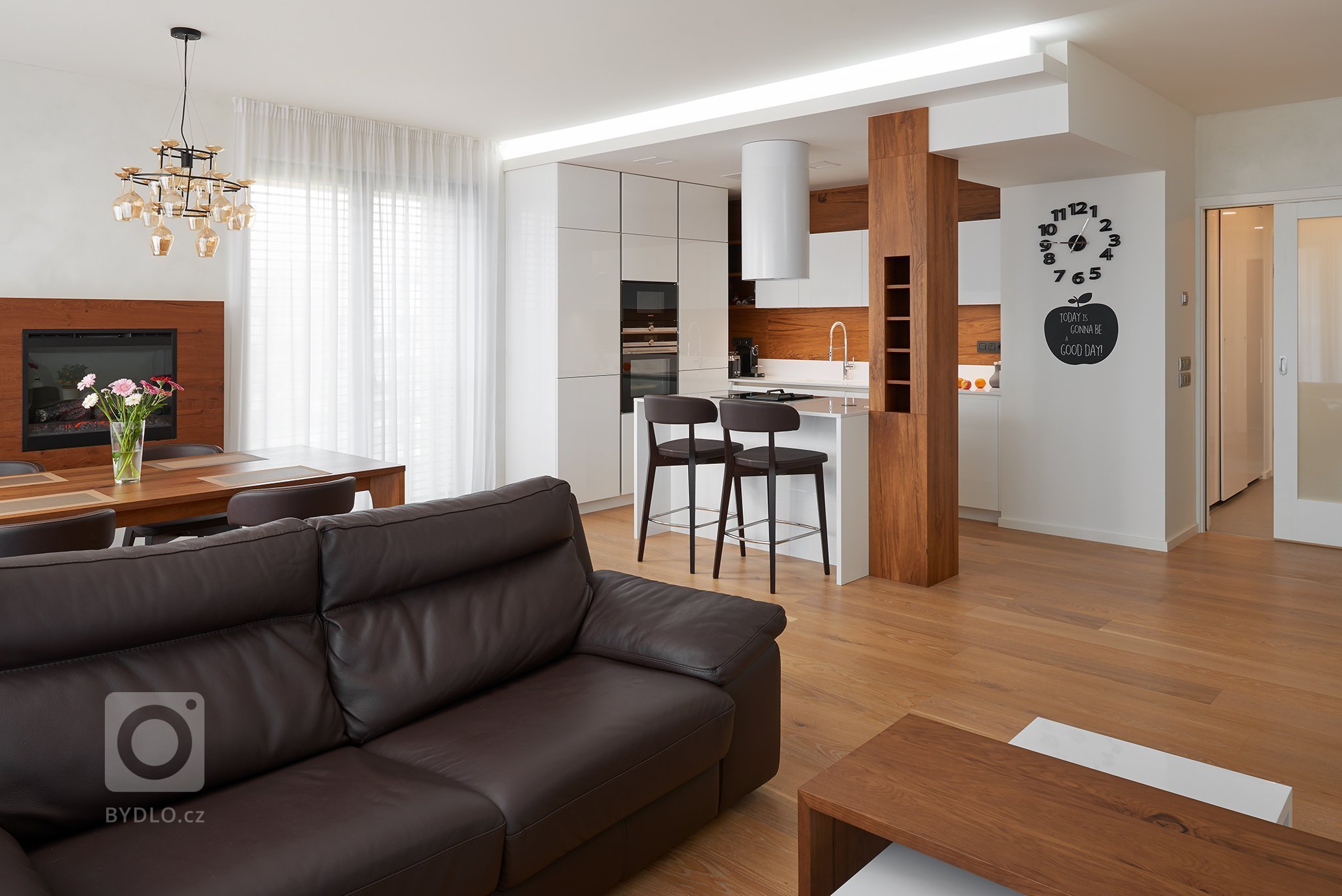 Nová kuchyně, jídelní a obývací prostor realizované v rámci projektu Dock v Holešovicích. Z dílny Hanák Centrum Praha.
