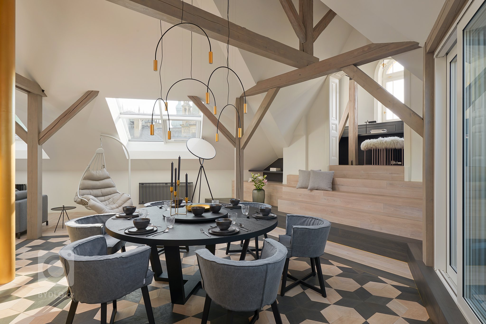 Rekonstrukce půdního bytu v historickém domě.
