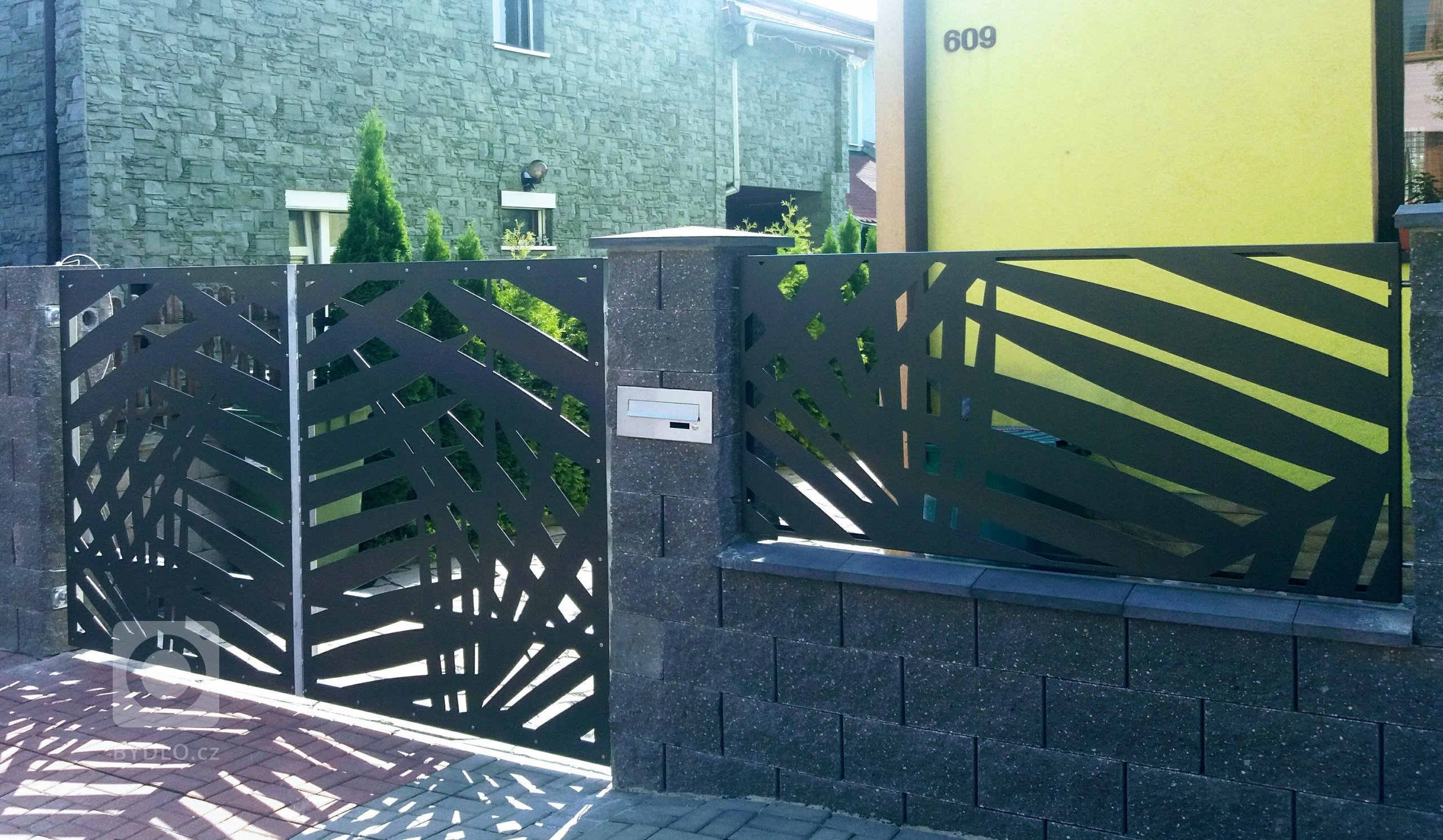 Dodání a montáž designových panelů a kompletní otevírané brány.

&nbsp;
