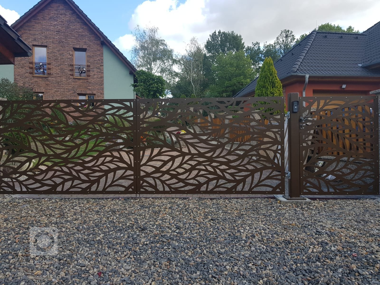 Dodání a montáž designové brány včetně branky.
