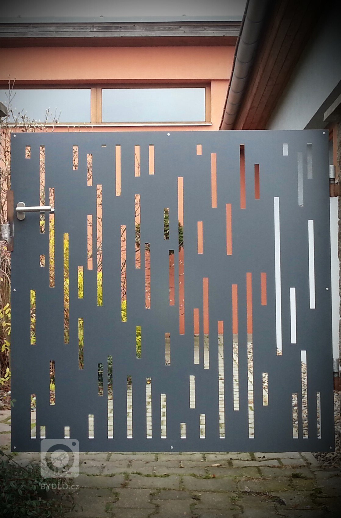 Dodání a montáž designové branky.

Výplň vyrobena z hliníkového plechu o síle 3mm.
