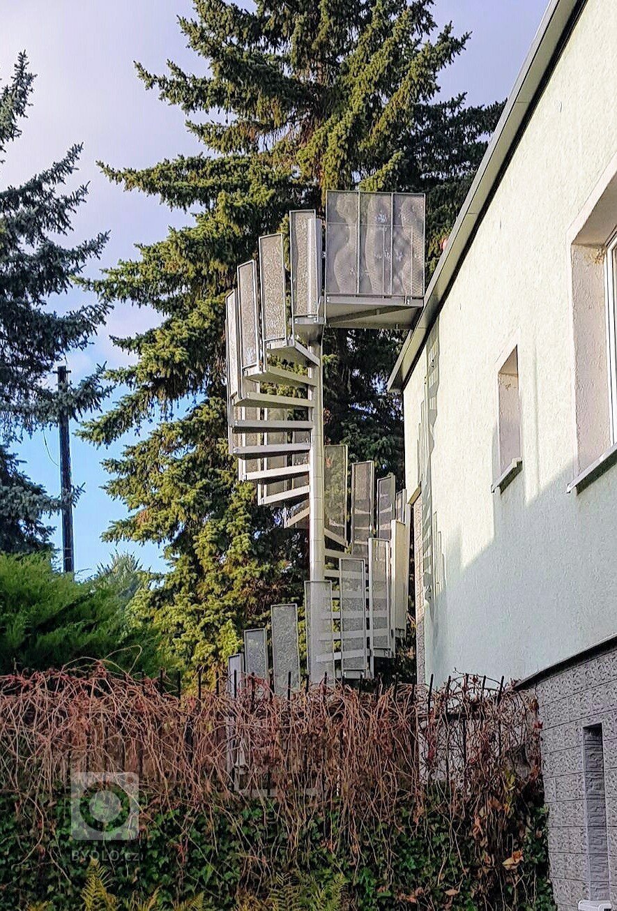 Dodání a montáž venkovního točitého schodiště, navržené dle požadavků zákazníka.
