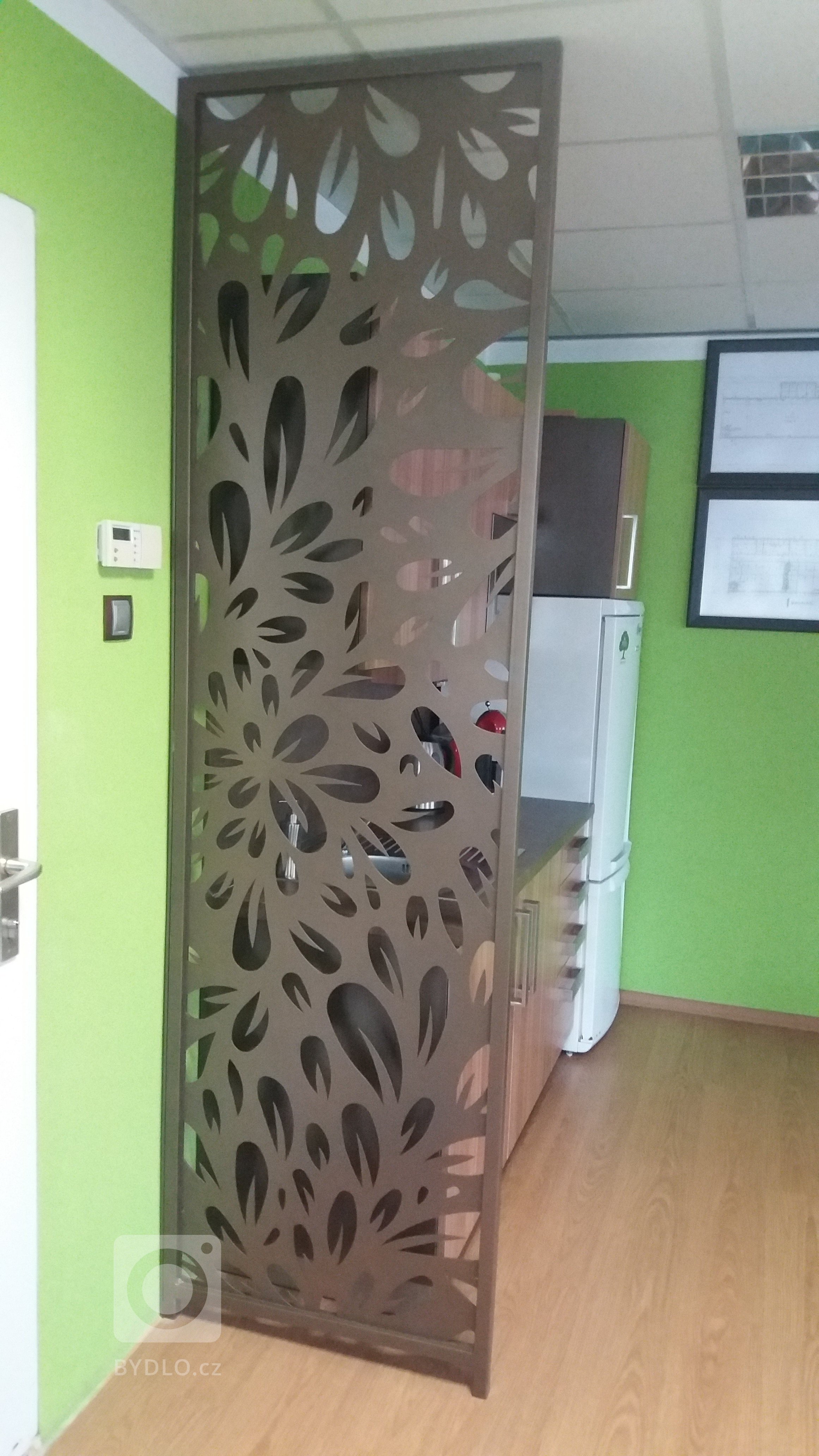 Dodání designové zástěny, která odděluje kuchyňskou linku.
