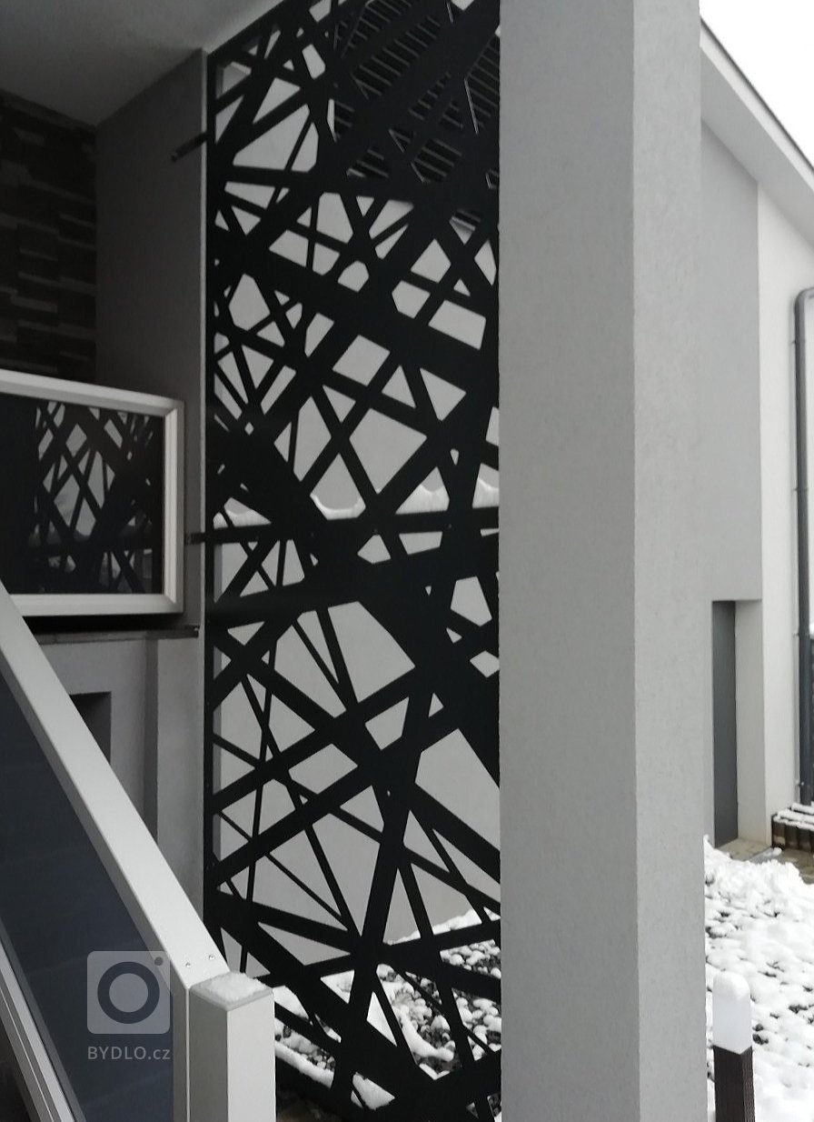 Dodání zástěny k zádveří rodinného domu.

Moderní nadčasový vzhled.
