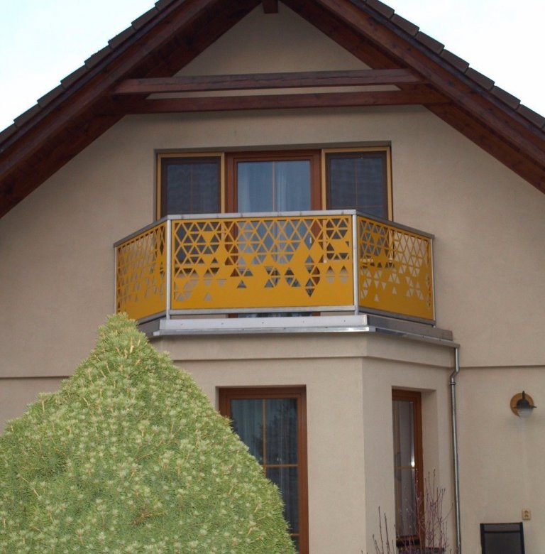 Dodání balkonového zábradlí k rodinnému domu.

Vyrobeno z hliníku.

