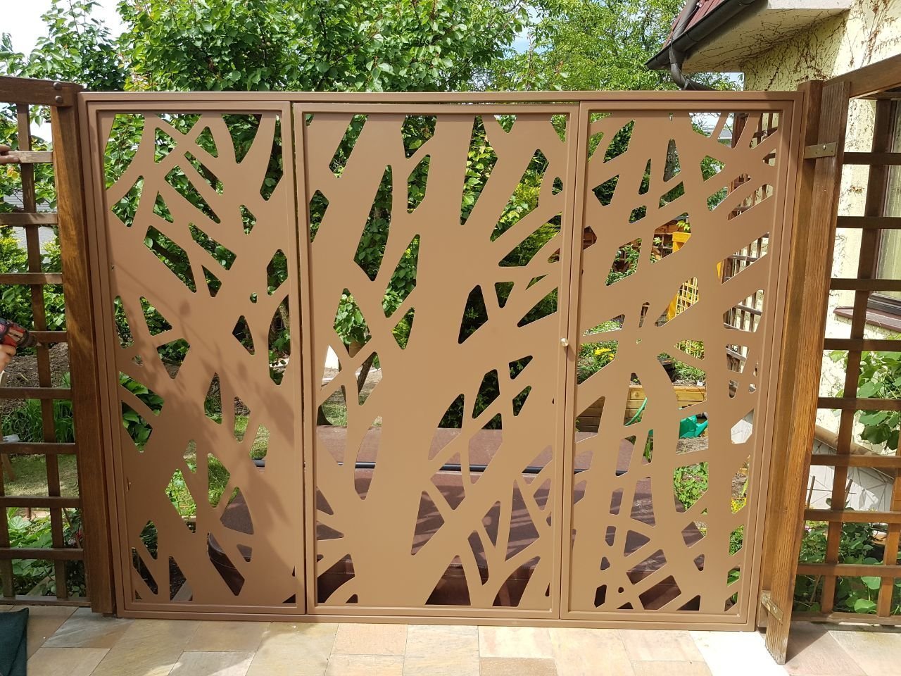 Dodání a montáž oddělovací zástěny.

Uprostřed zástěny jsou dvířka která umožňují vstup do výřivky.
