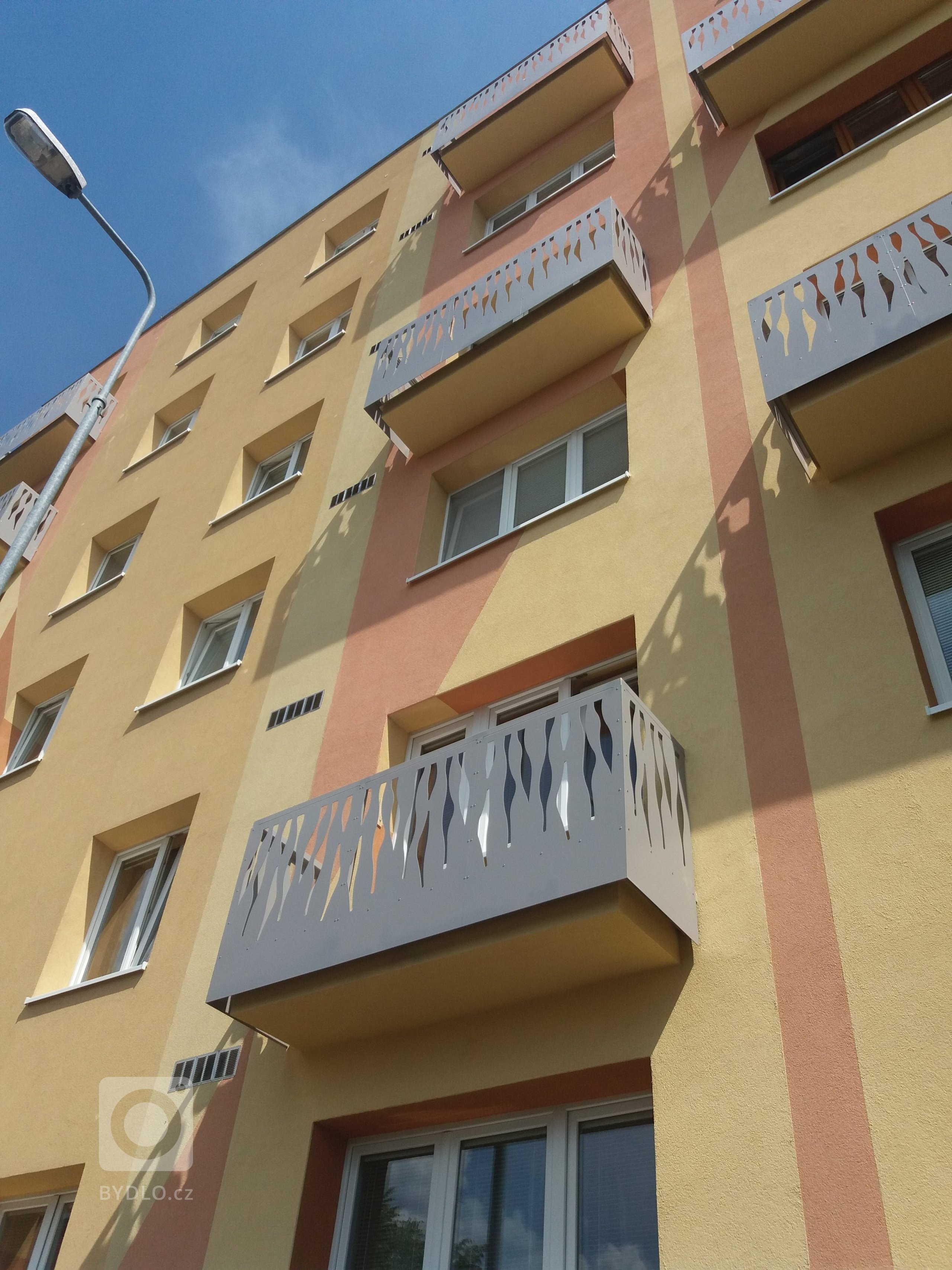 Dodání a ontáž designového zábradlí na panelovém domě.
