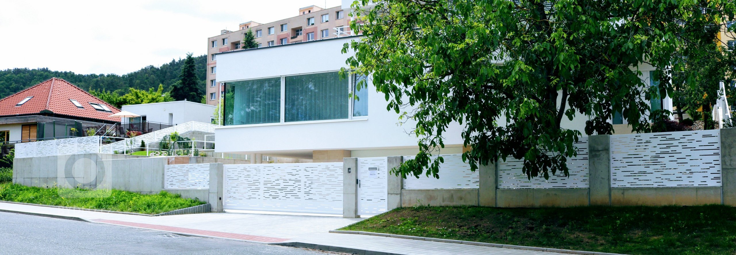 Návrh, dodání a montáž kompletního oplocení včetně zábradlí šikmých stran.
