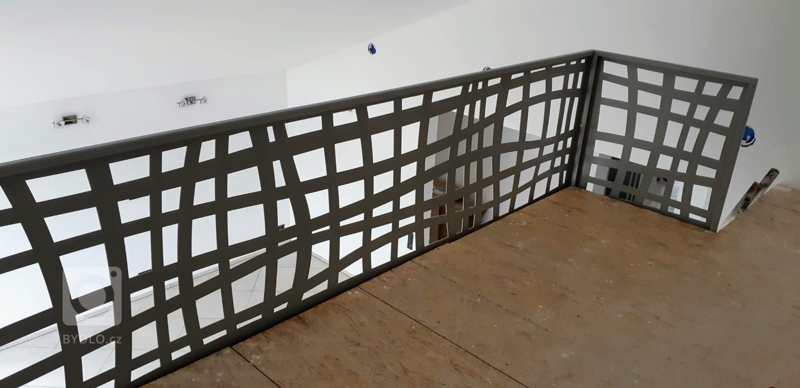 Dodání a montáž designového zábradlí v interiéru rodinného domu.

Vyrobeno z hlinkového plechu.
