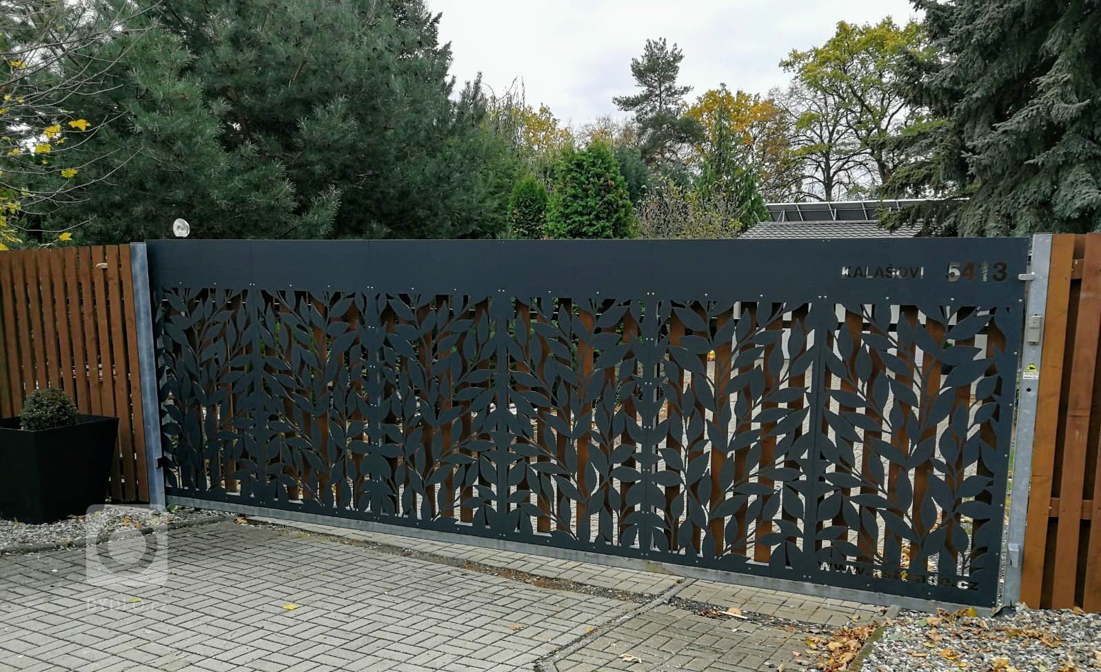 Dodání a montáž designové výplně do již zhotovené brány.

Výplň vyrobena z hliníkového plechu o síle 3mm.
