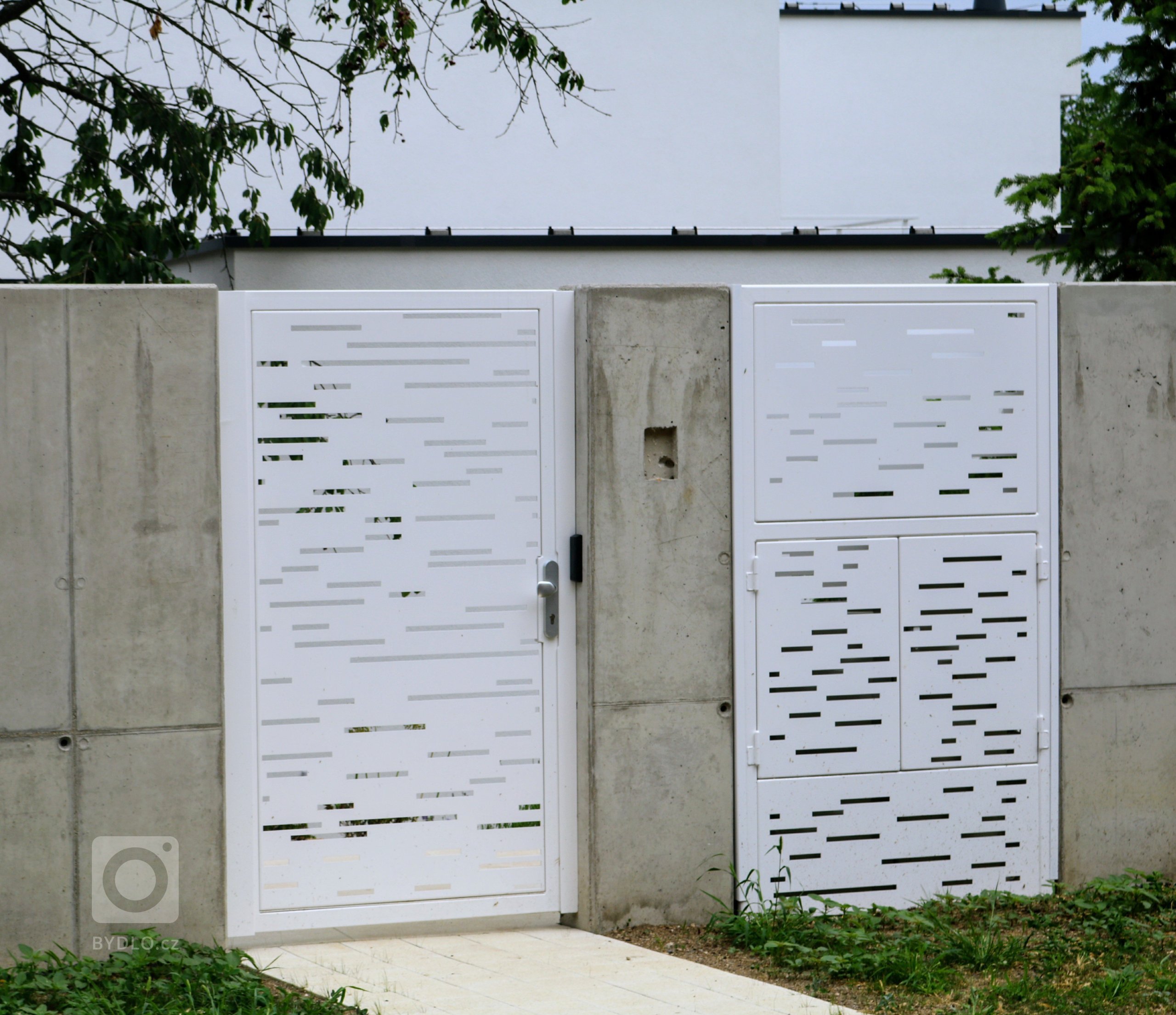 Návrh, dodání a montáž kompletního oplocení včetně zábradlí šikmých stran.
