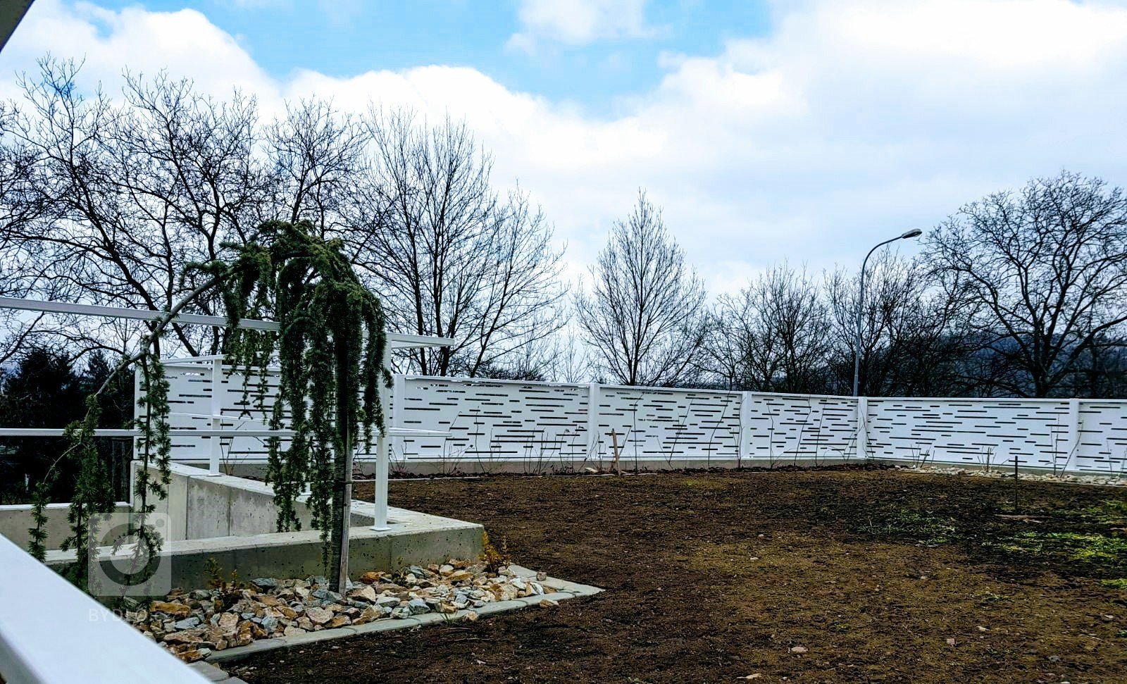 Návrh, dodání a montáž kompletního oplocení včetně zábradlí šikmých stran.
