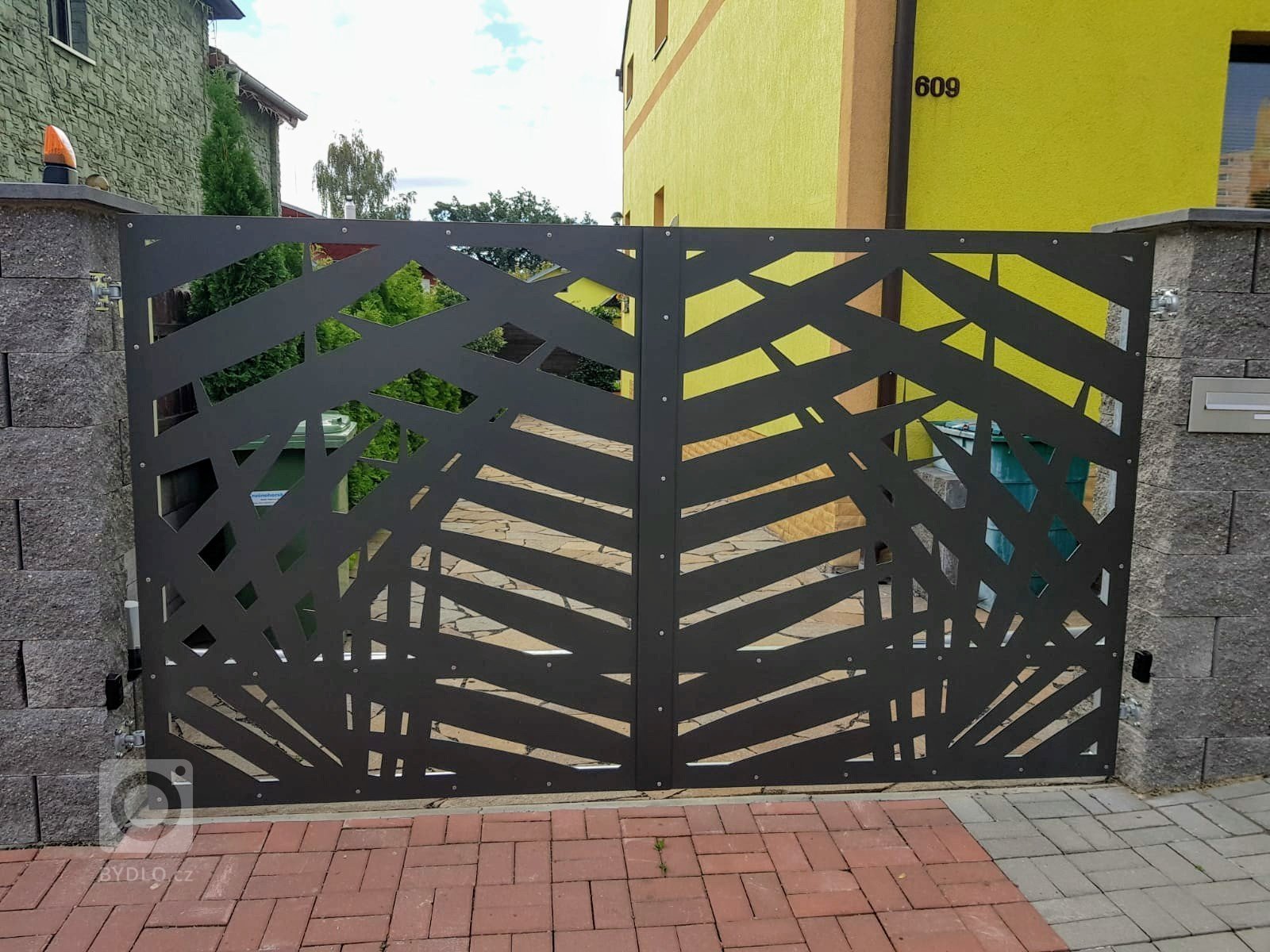 Dodání a montáž designových panelů a kompletní otevírané brány.

&nbsp;
