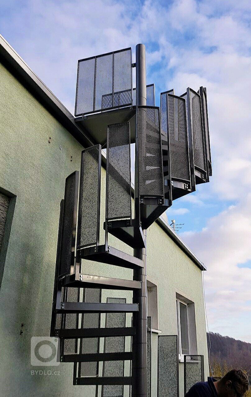 Dodání a montáž venkovního točitého schodiště, navržené dle požadavků zákazníka.

