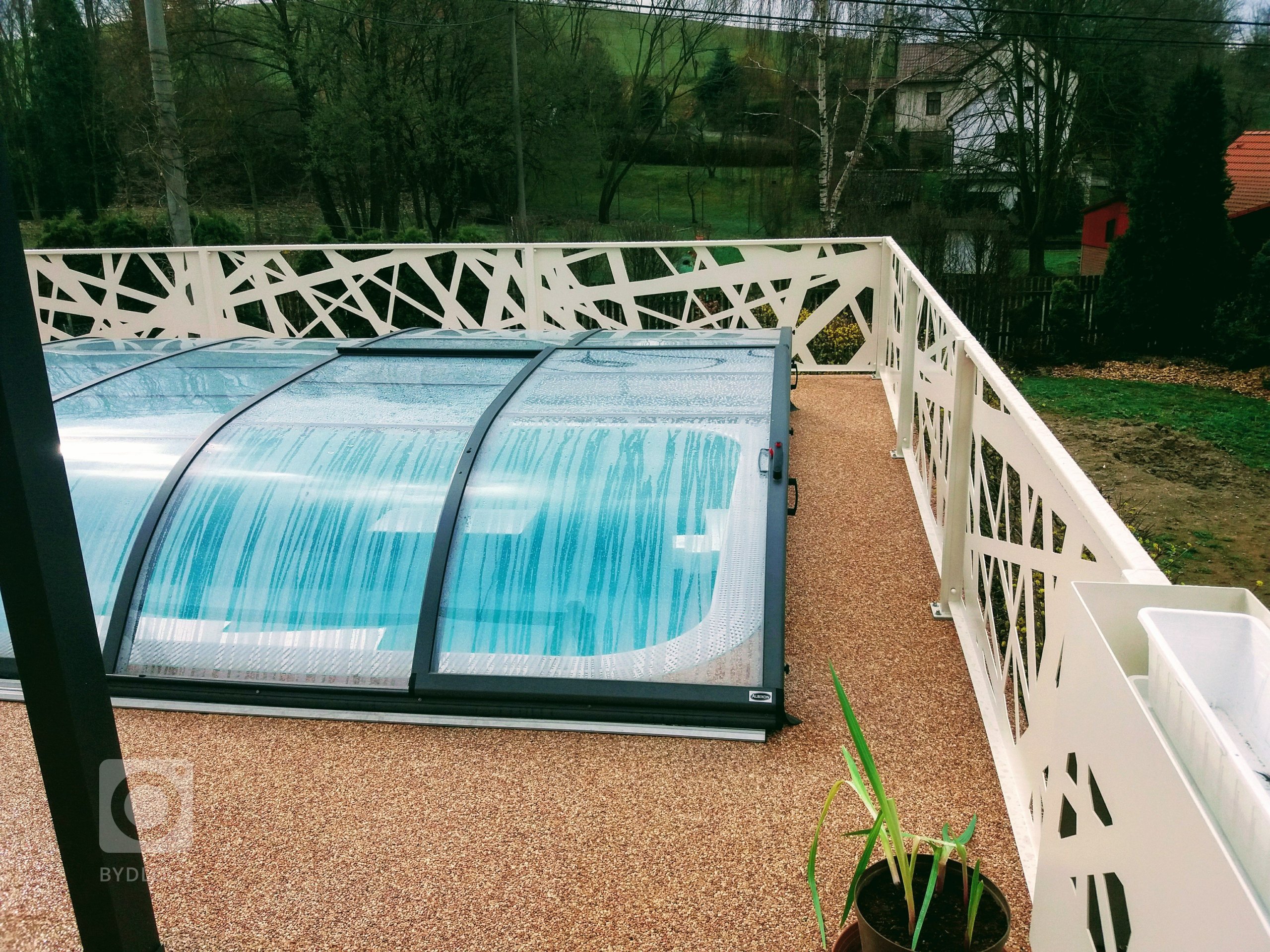 Designové bezúdržbové zábradlí vyrobené z hliníku. Lakováno práškovou barvou.
