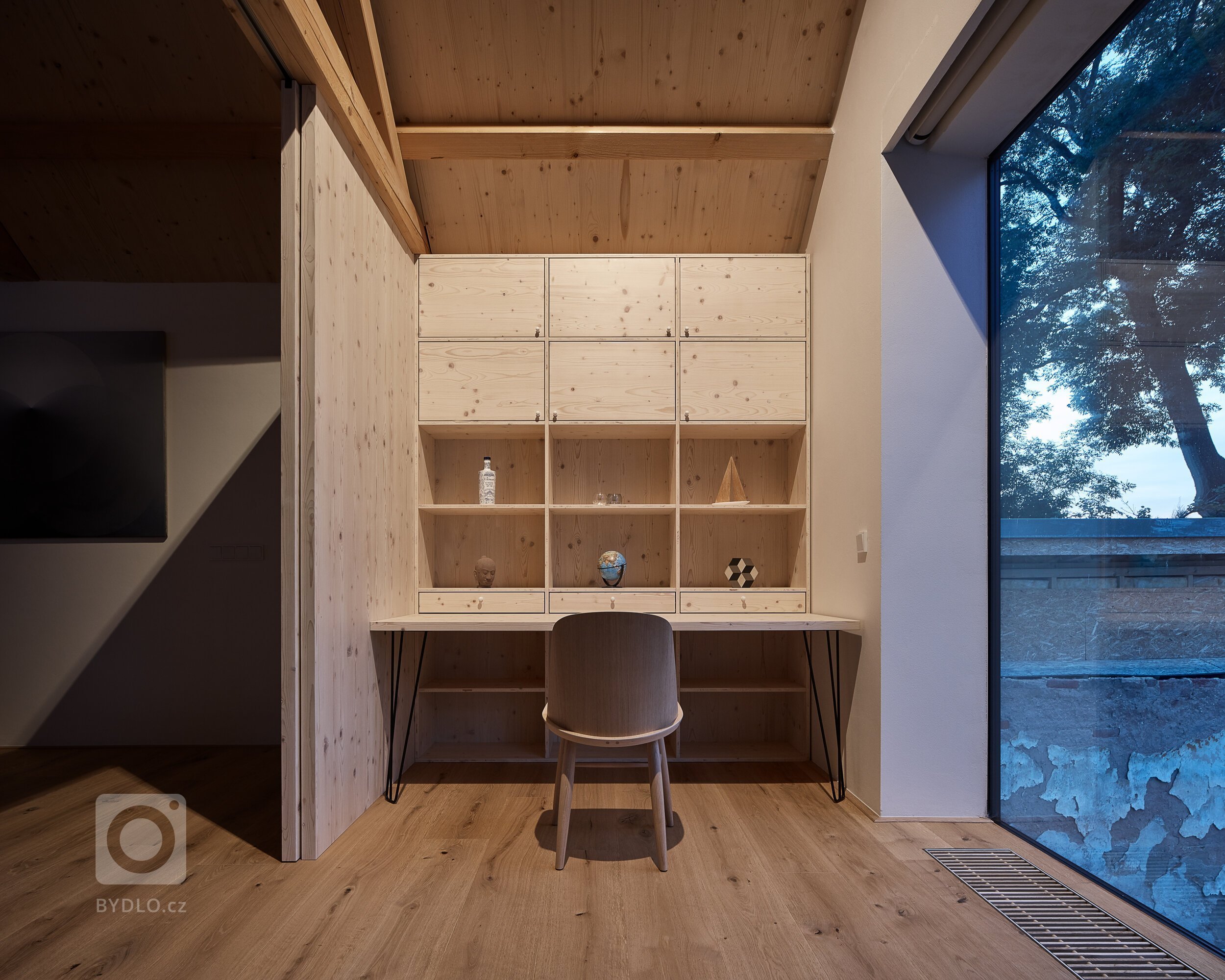 Úzká ulička, kde se zachoval ospalý charakter starých Jinonic, se rozšiřuje a vytváří malé náměstí se studnou.&nbsp;Dominoval zde opuštěný dům, tvořený…