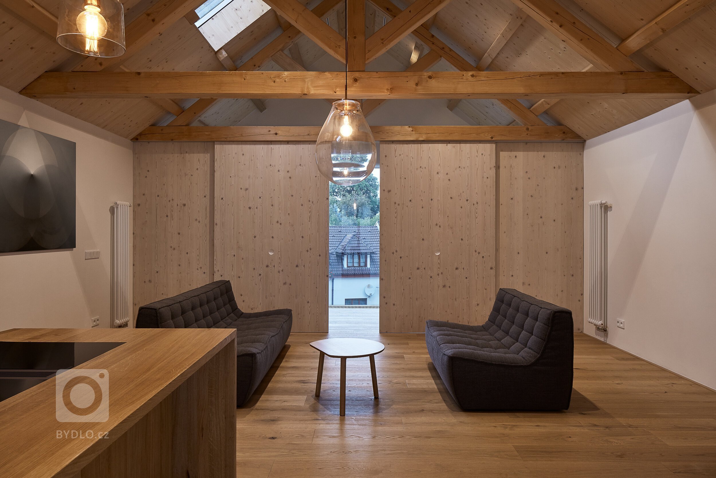 Úzká ulička, kde se zachoval ospalý charakter starých Jinonic, se rozšiřuje a vytváří malé náměstí se studnou.&nbsp;Dominoval zde opuštěný dům, tvořený…