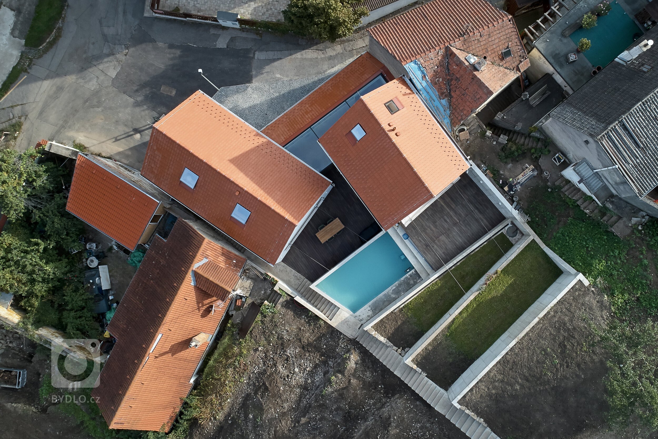 Úzká ulička, kde se zachoval ospalý charakter starých Jinonic, se rozšiřuje a vytváří malé náměstí se studnou.&nbsp;Dominoval zde opuštěný dům, tvořený…