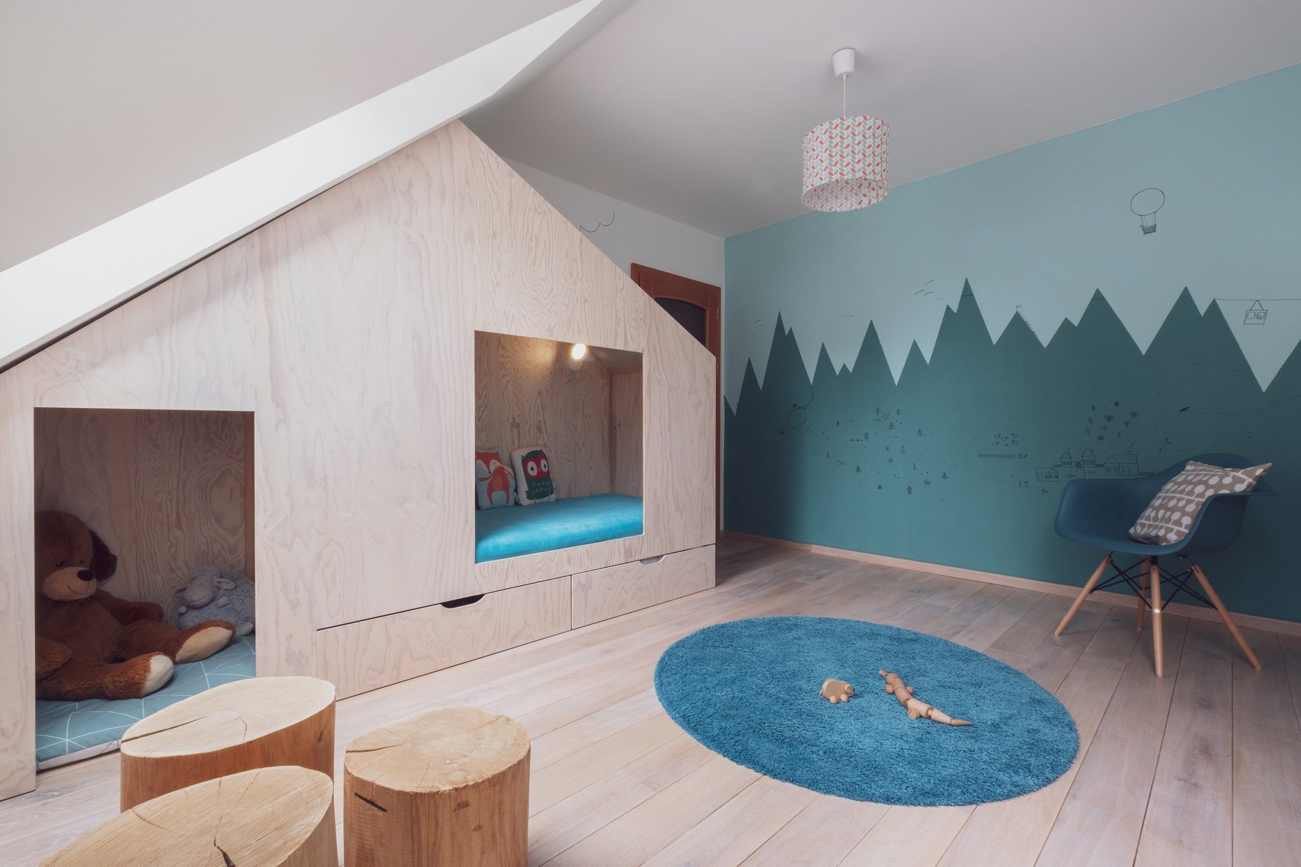 Možná je to Vítkovo první dům, možná je to hájovna na kraji lesa? Každopádně to je doupě, z&nbsp;naší oblíbené mořené překližky, s&nbsp;průhledy, bunkrem,…