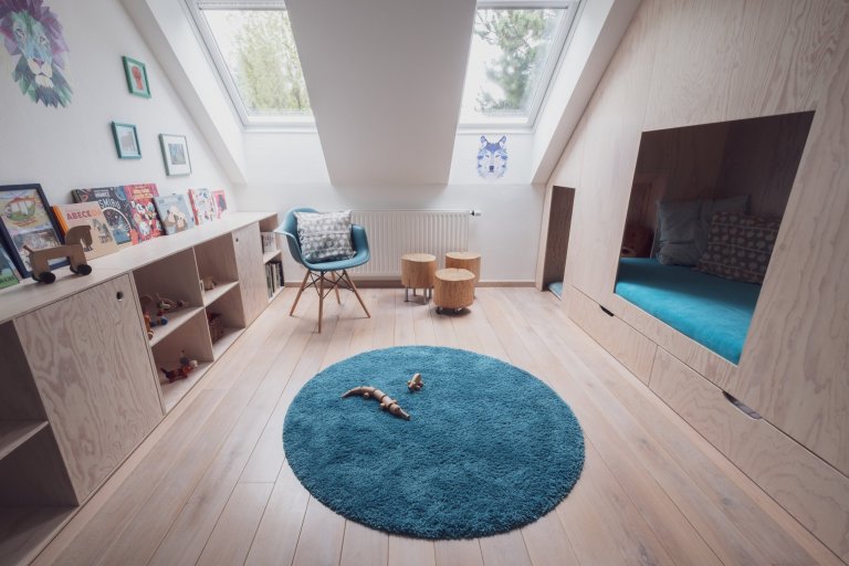 Možná je to Vítkovo první dům, možná je to hájovna na kraji lesa? Každopádně to je doupě, z&nbsp;naší oblíbené mořené překližky, s&nbsp;průhledy, bunkrem,…