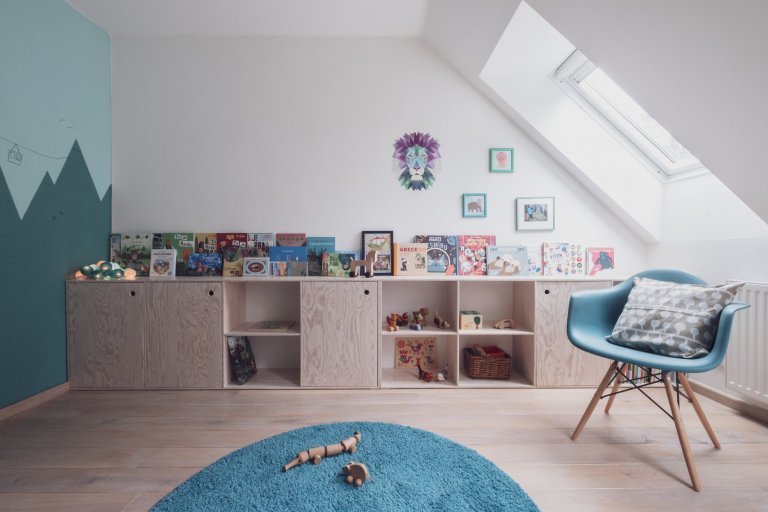 Možná je to Vítkovo první dům, možná je to hájovna na kraji lesa? Každopádně to je doupě, z&nbsp;naší oblíbené mořené překližky, s&nbsp;průhledy, bunkrem,…