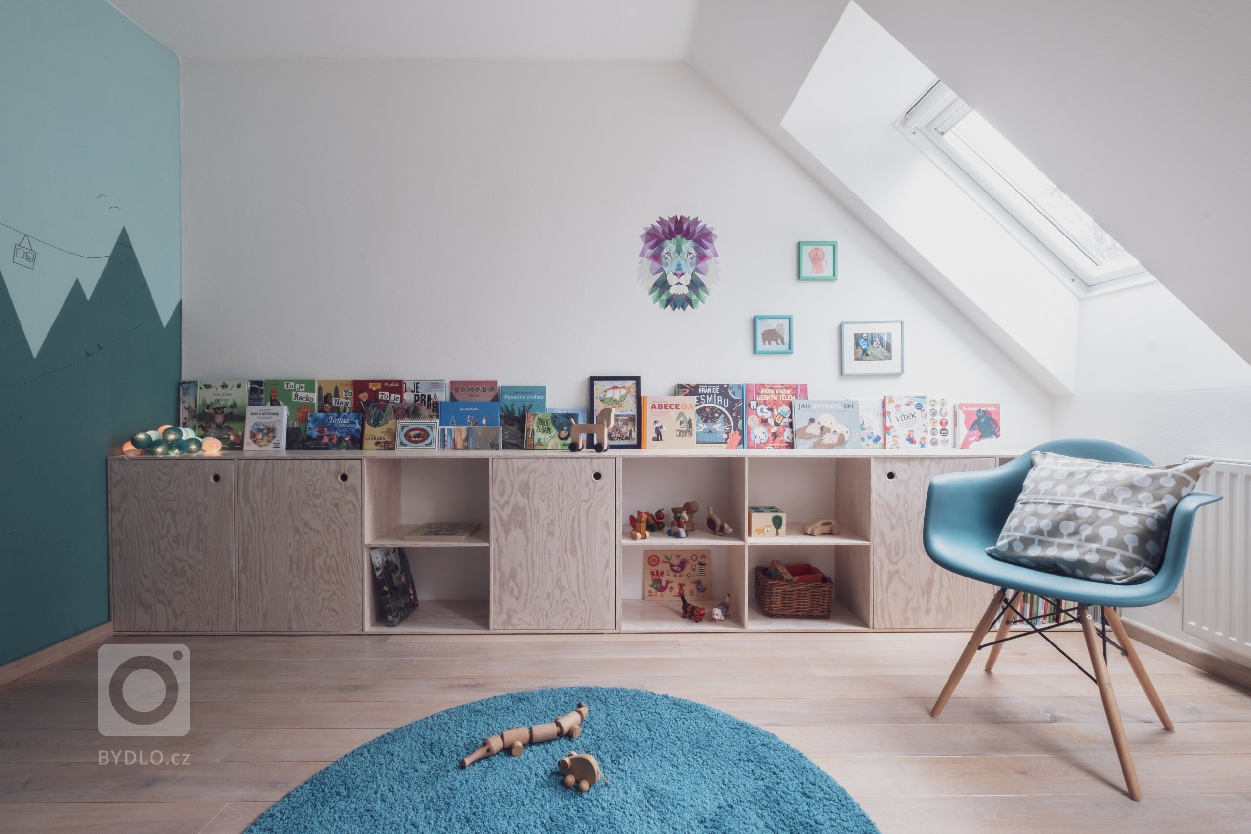 Možná je to Vítkovo první dům, možná je to hájovna na kraji lesa? Každopádně to je doupě, z&nbsp;naší oblíbené mořené překližky, s&nbsp;průhledy, bunkrem,…