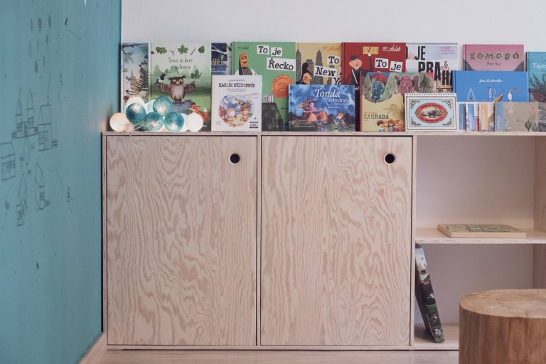 Možná je to Vítkovo první dům, možná je to hájovna na kraji lesa? Každopádně to je doupě, z&nbsp;naší oblíbené mořené překližky, s&nbsp;průhledy, bunkrem,…