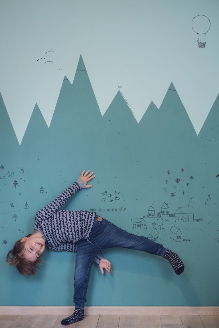 Možná je to Vítkovo první dům, možná je to hájovna na kraji lesa? Každopádně to je doupě, z&nbsp;naší oblíbené mořené překližky, s&nbsp;průhledy, bunkrem,…